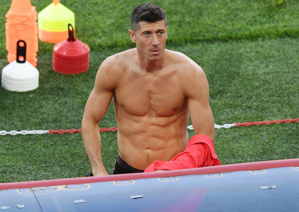 El delantero polaco Robert Lewandowski al termino del partido que enfrentó a su selección con Senegal . (EFE)