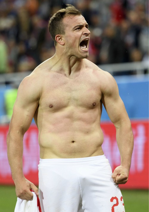 El suizo Xherdan Shaqiri, feliz tras ganar a Serbia en Kaliningrado. (EFE)