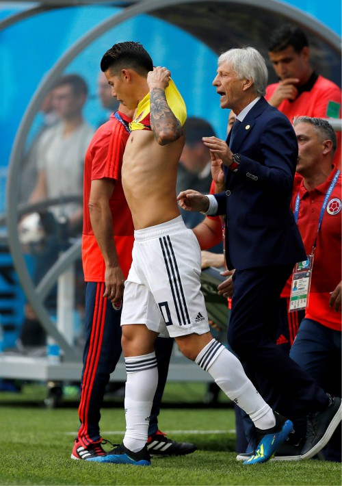 James Rodríguez, antes de salir al terreno de juego, durante el partido Colombia-Japón. (EFE)