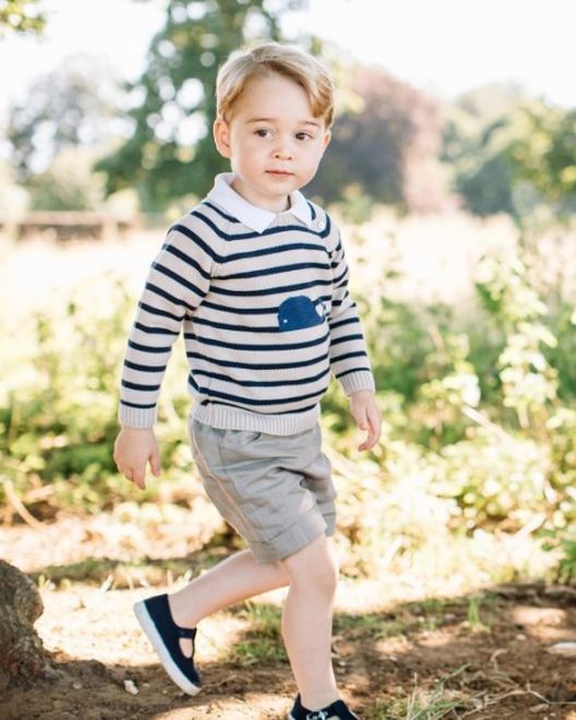 Cuando cumplió tres años, los duques de Cambridge publicaron fotografías del mini hombrecito luciendo adorable. (Instagram / @kensingtonroyal)