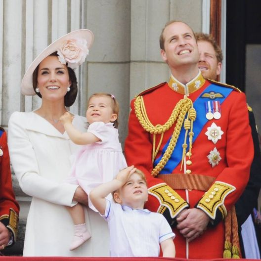 En la celebración del cumpleaños 90 de la reina Isabel II, el príncipe estaba decidido a ver el espectáculo del Royal Air Force en el cielo. (Instagram/ @kensingtonroyal)
