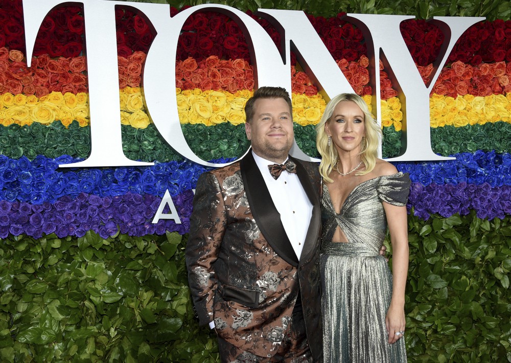 James Corden y Julia Carey. (AP)