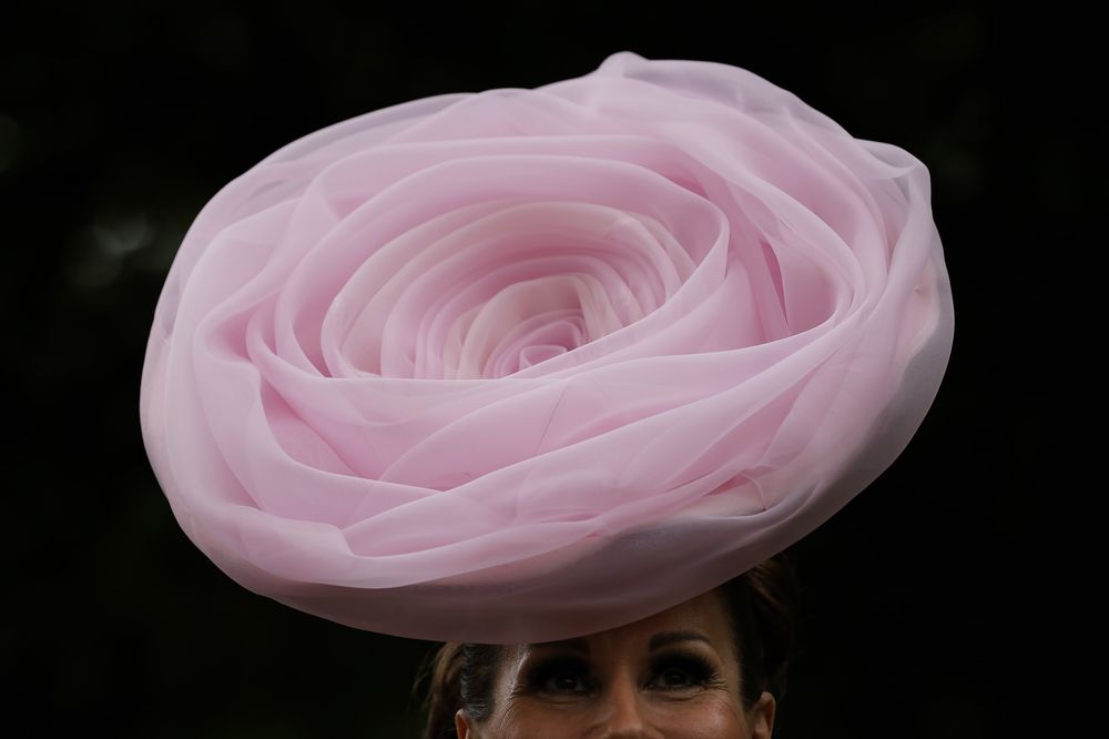 Este sombrero es decorado con una tela con transparencia y un rosado leve para crear la ilusión de una rosa. (Foto: AP)