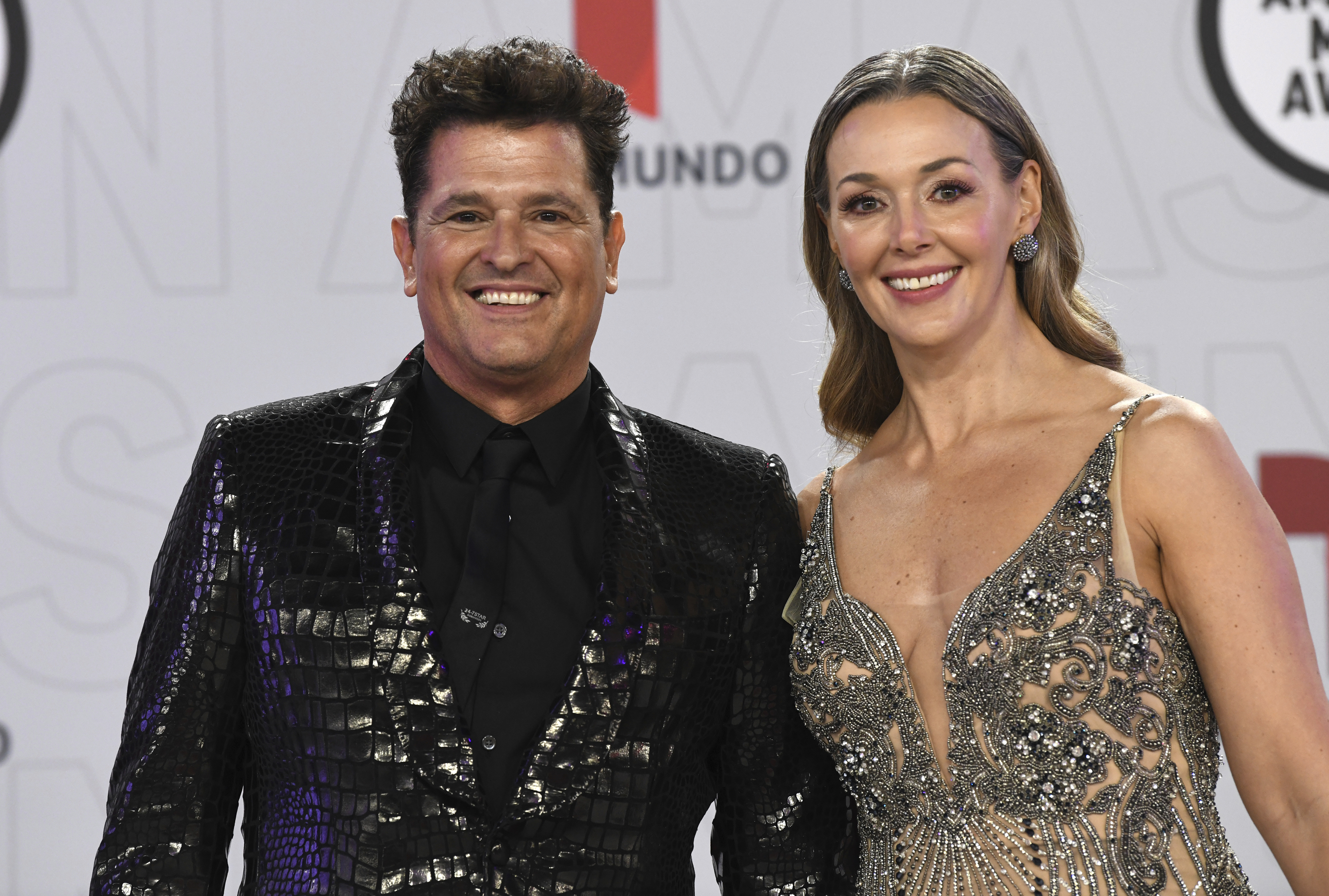 Carlos Vives, quien estuvo acompañado de su esposa, Claudia Elena Vásquez, aprovechó para hablar de su nuevo tema musical junto al boricua Ricky Martin. (AP)