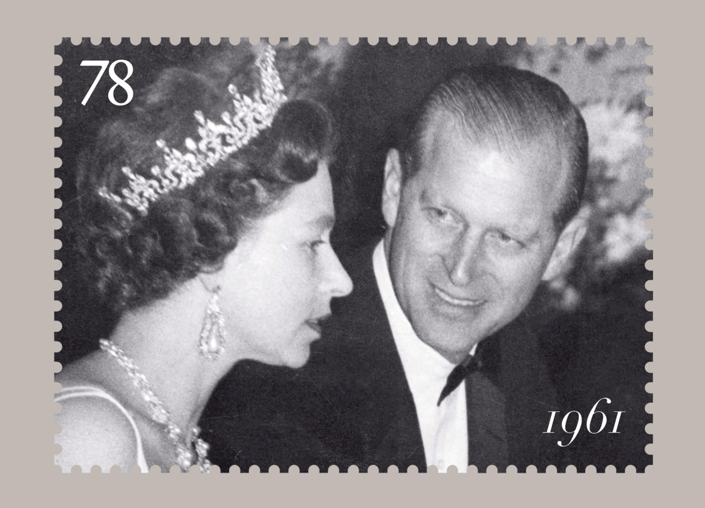 Imagen cedida en el 2007 por la oficina de correos del Reino Unido en la que se ve una de las fotografías que forman el juego de seis sellos conmemorativos del sexagésimo aniversario de la boda de la entonces princesa Elizabeth con el teniente Philip Mounbatten. (Archivo)