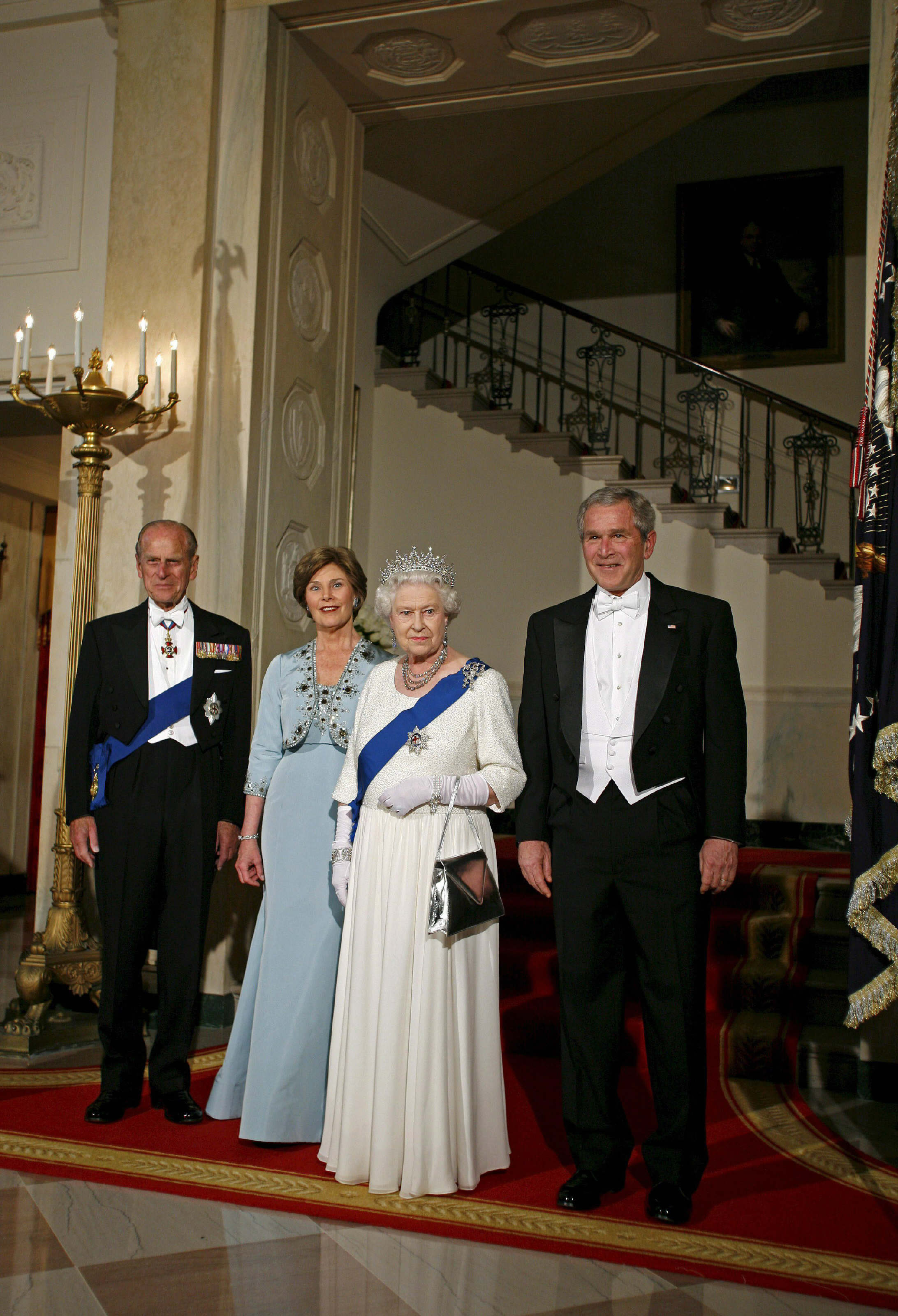 En el 2007, la reina Elizabeth II visitó Estados Unidos. La foto recoge el momento en el que saludaba al presidente, George W. Bush, y a la primera dama, Laura Bush al llegar a una cena de estado en la Casa Blanca en Washington. (Archivo)