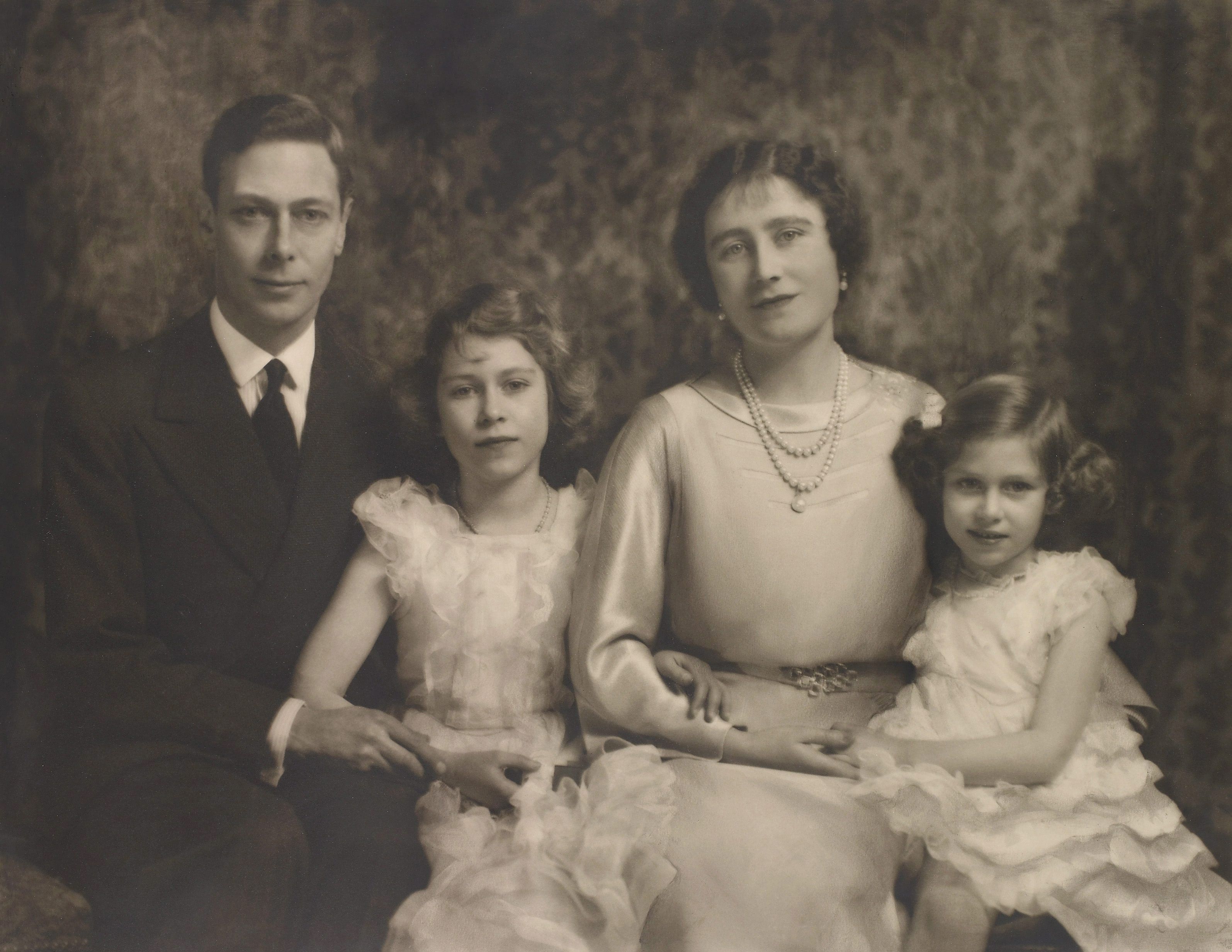 Retrato del rey GeorgeVI y la reina Elizabeth acompañados de sus hijas las princesas Elizabeth II y Margaret tomado en diciembre de 1936 y facilitado por la Royal Collection de Londres como parte de la exposición titulada “Marcus Adams: Fotógrafo real”. (Archivo)