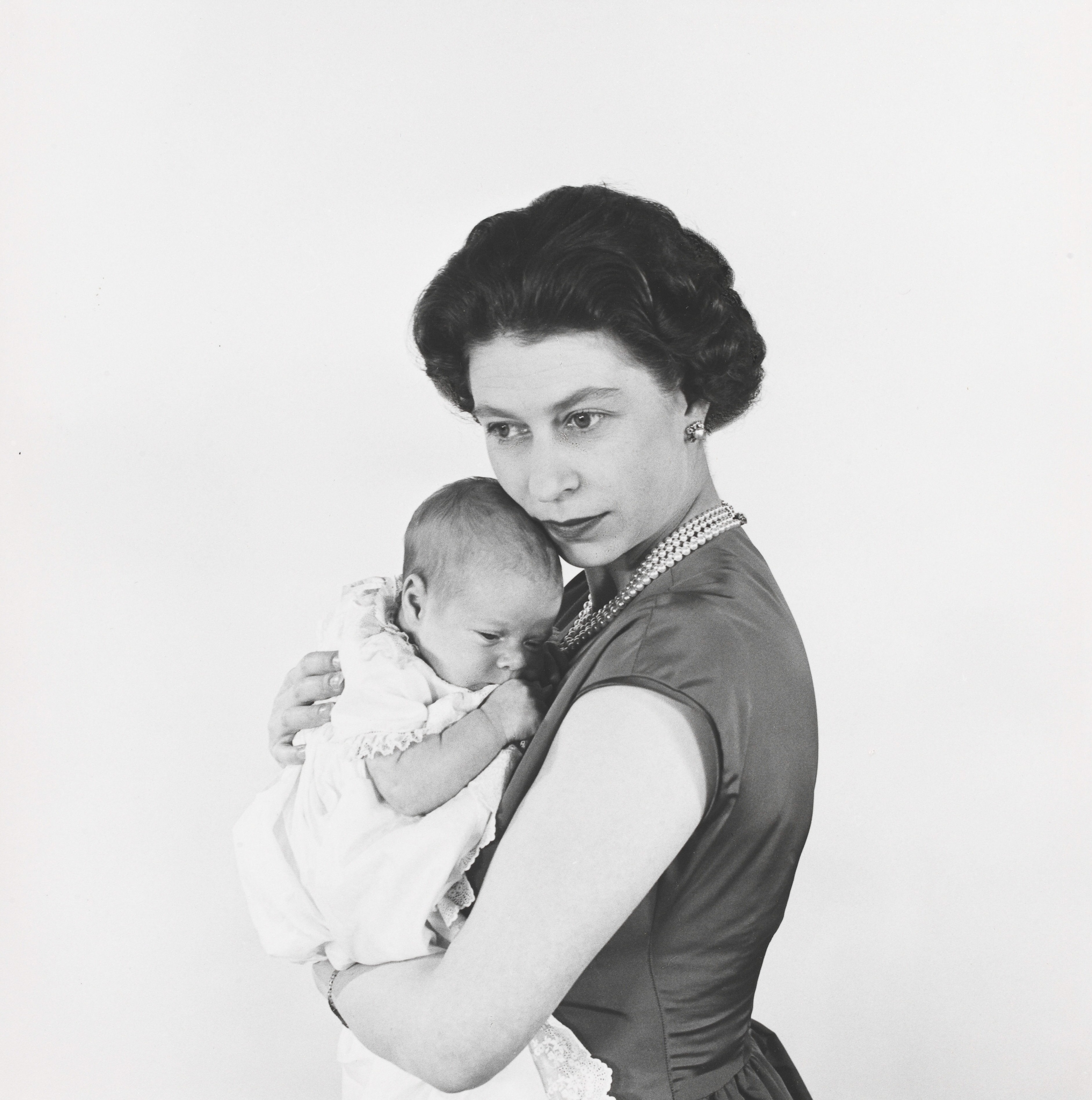 La reina Elizabeth II de Inglaterra sostiene al príncipe Andrew. La imagen data del 1960 y formó parte de la exposición “Queen Elizabeth II by Cecil Beaton: A Diamond Jubilee Celebration” que se llevó a cabo en el 2012 en el Museo Victoria & Albert. (Archivo)