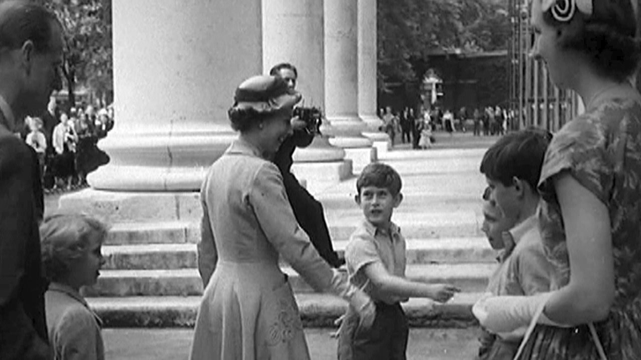 En verano de 1957, durante una visita realizada por la reina a los maestros y compañeros de clase del príncipe Charles en Hill House, Londres, Reino Unido. (Archivo)