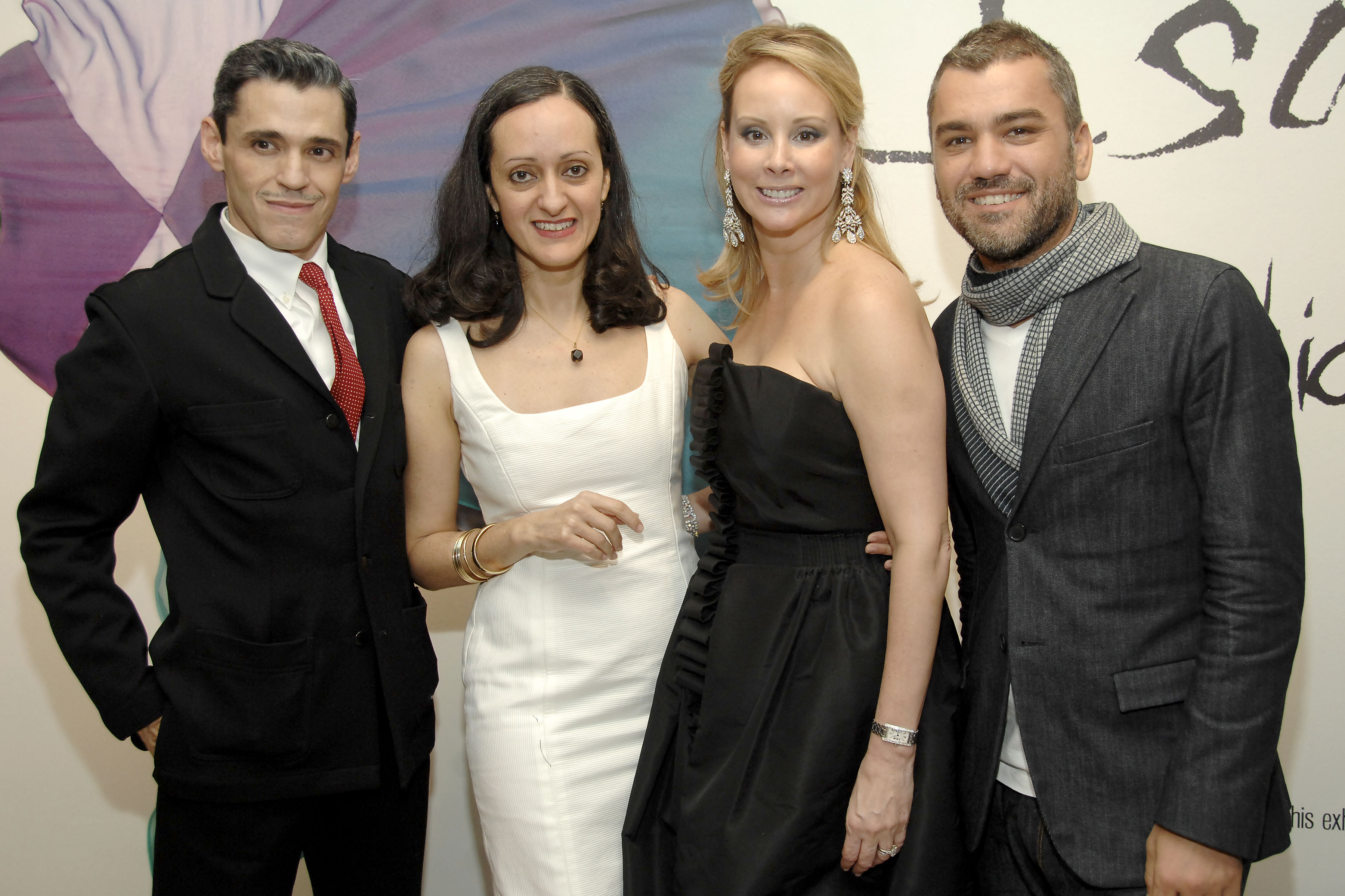 Ruben e Isabel Toledo junto a los puertorriqueños Yaz Hernández, benefactora de las artes y coleccionista de alta moda, que también reside en Nueva York y Edmundo Castillo, diseñador de zapatos. (Foto Patrick McMullan/Ben Gabbe)