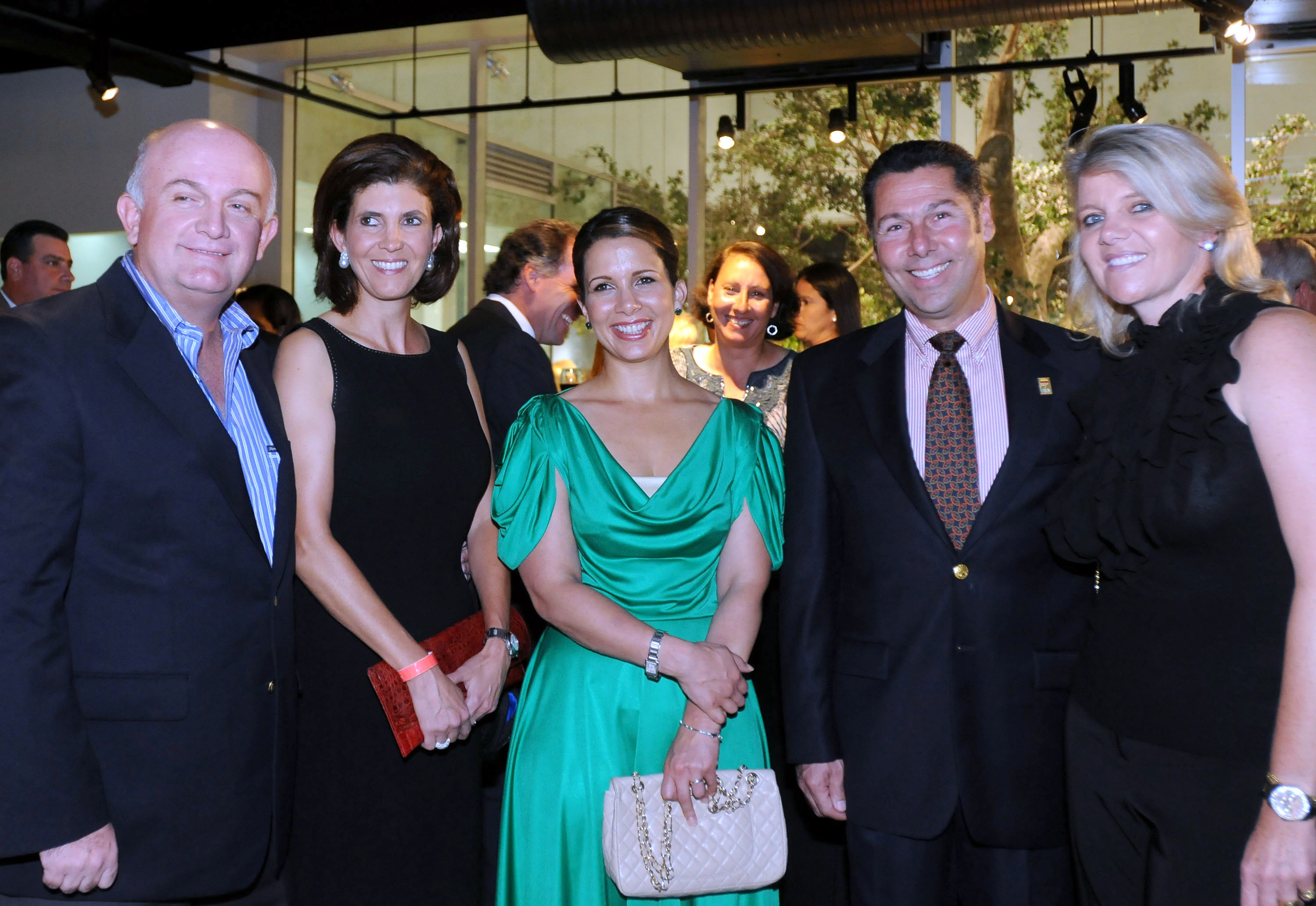 Esa noche, llevaba un modesto vestido verde esmeralda de Reem Acra, cartera Chanel crema, con la partidura hacia el lado, y se fue sin que nadie se diera cuenta. (Archivo)