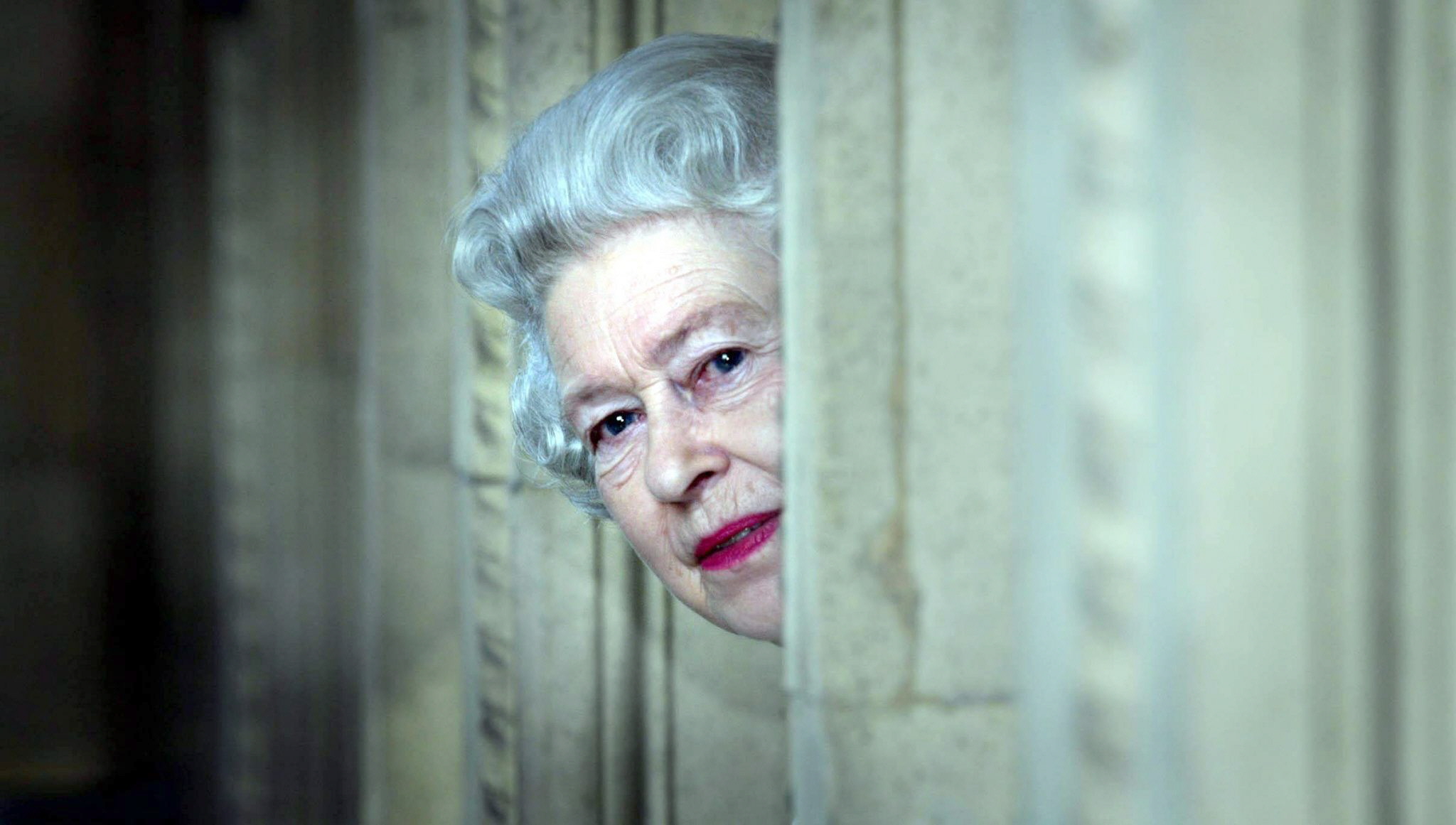 En marzo de 2005, la reina se asoma tras una esquina durante una visita al Royal Albert Hall en Londres para celebrar el fin del programa de restauración del edificio que duró ocho años. (Archivo)