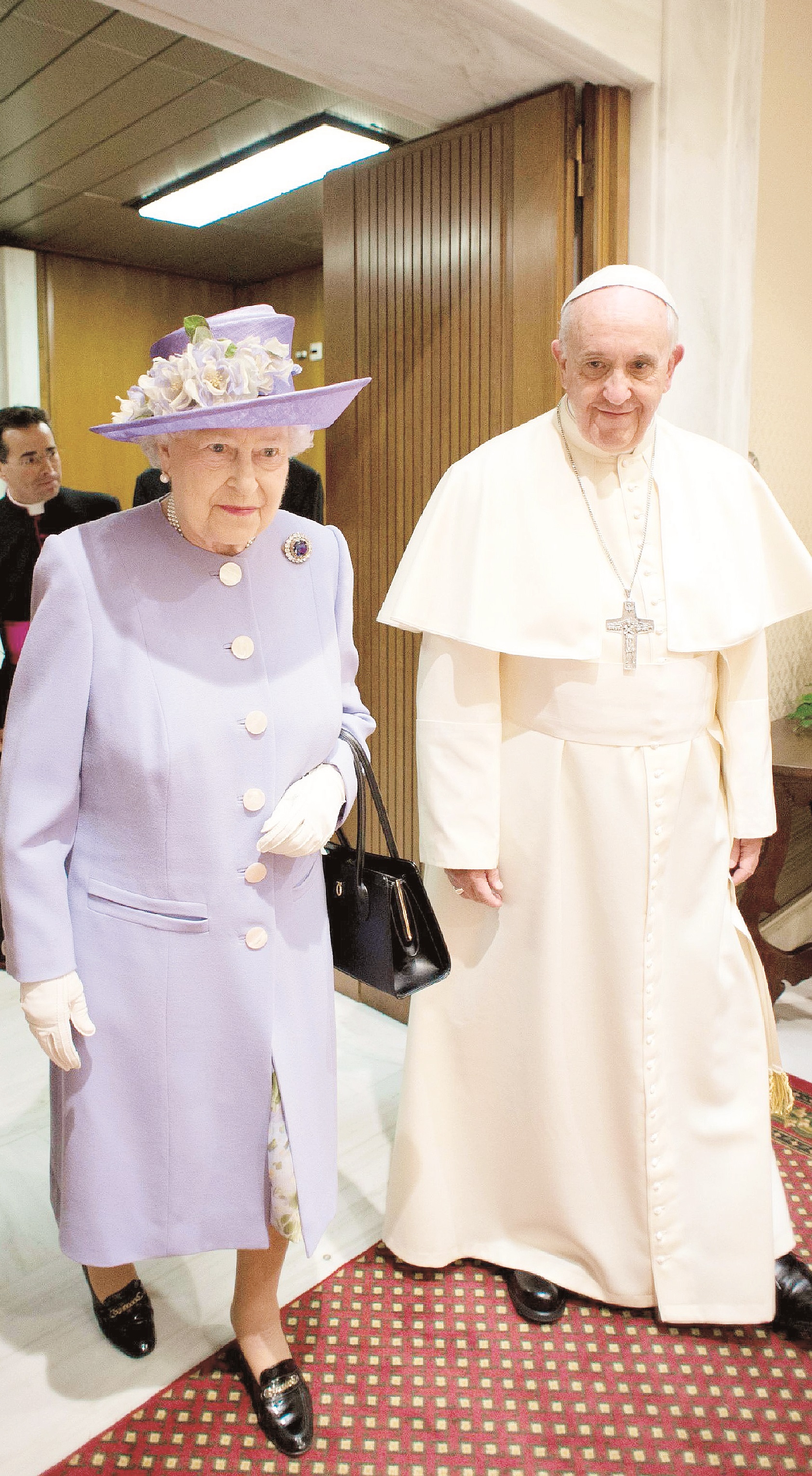 La fotografía facilitada por el Obsservatore Romano que muestra al Papa Francisco, cabeza de la Iglesia Católica conversando con la reina Elizabeth II, gobernadora suprema de la Iglesia de Inglaterra durante su encuentro en su estudio de Ciudad del Vaticano, en abril de 2014. (Archivo)