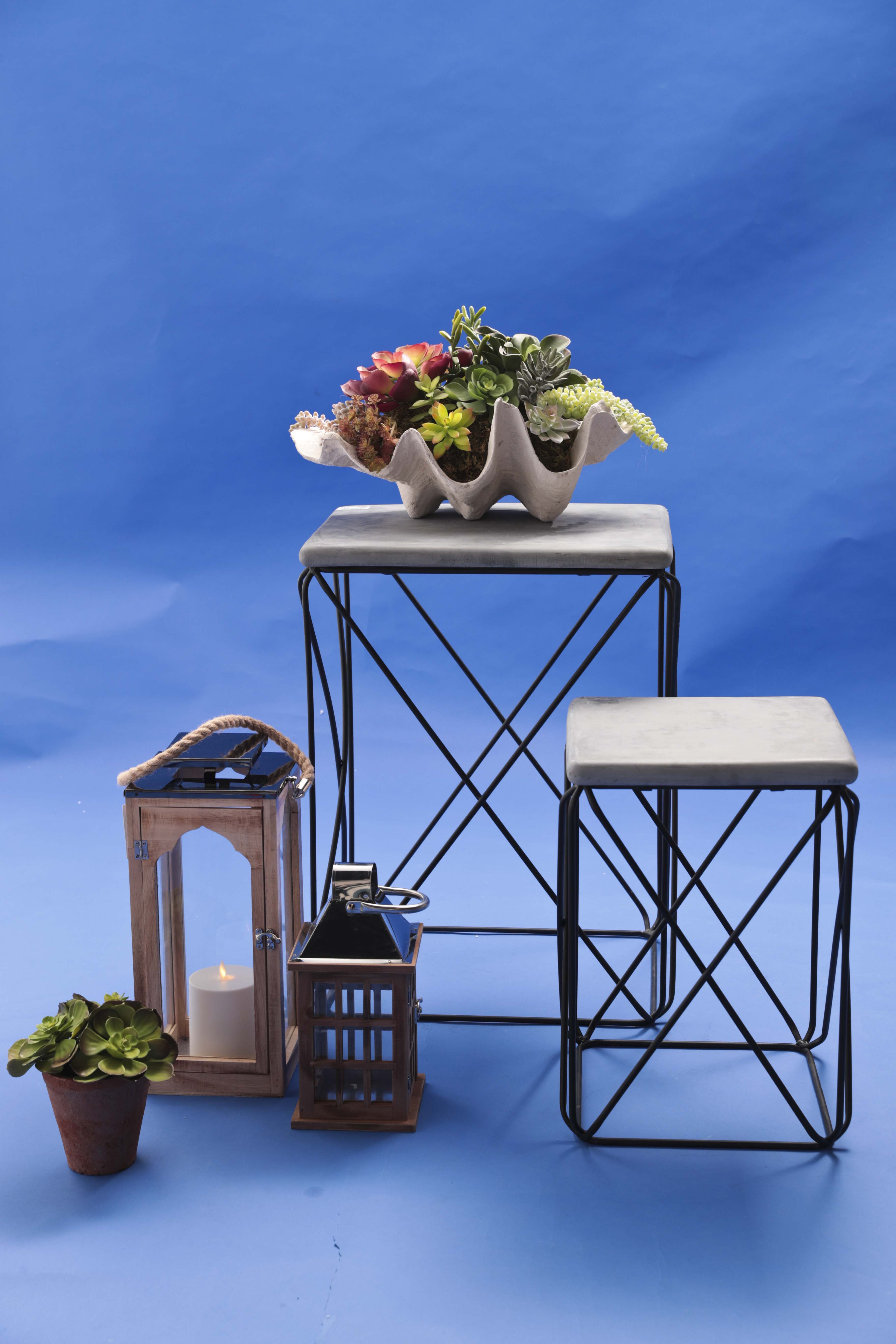 Mesas de metal con tope de cemento de Aliss, almeja en cemento con imitación de variedades de suculentas, de Pottery Barn. Faroles de madera, de Aliss. Imitación de suculenta en tiesto, de Pottery Barn. (Foto Wanda LIz Vega)