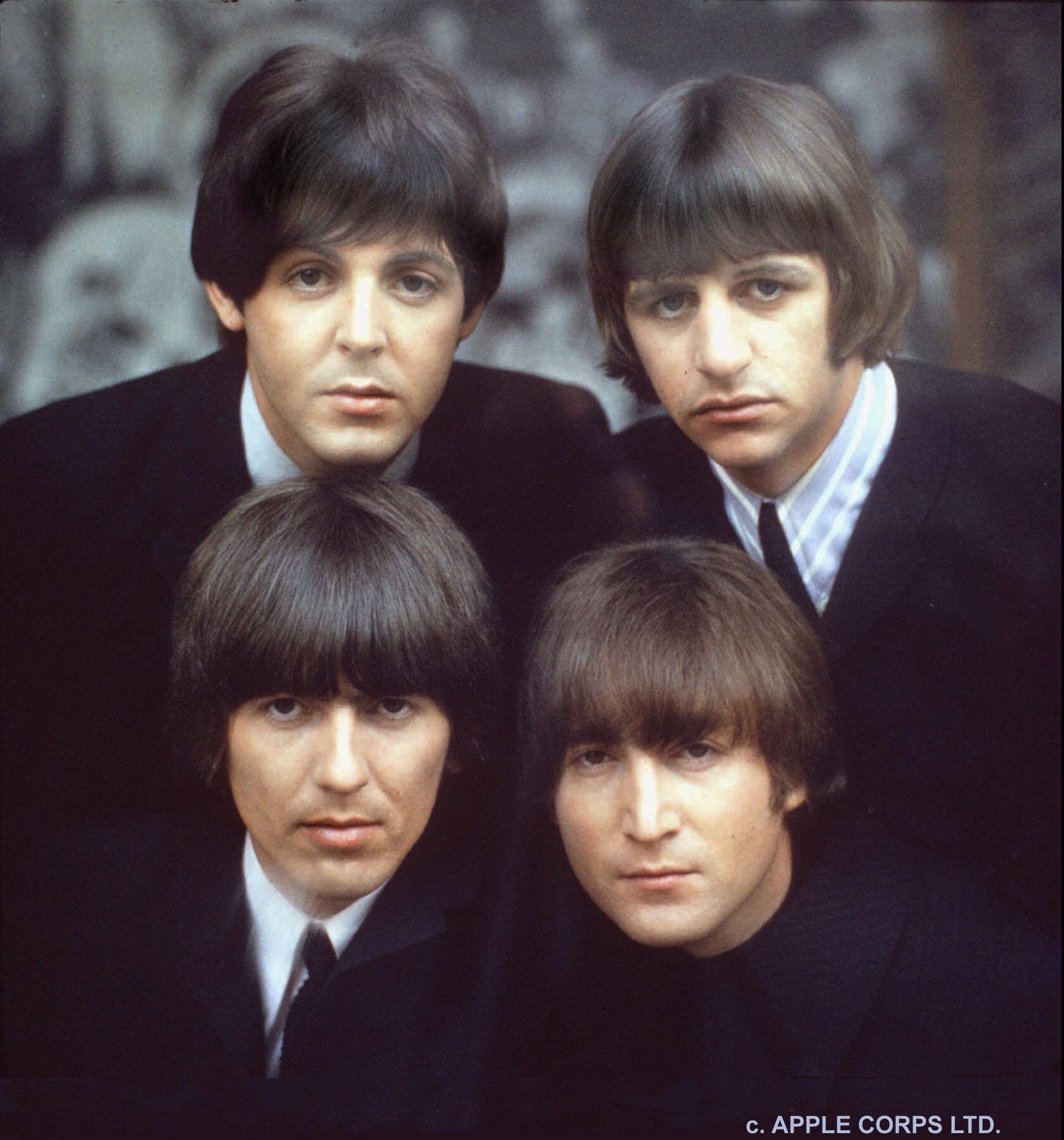Los trajes de chaqueta con camisa de cuello mao con los que Los Beatles pasaron a la historia a partir de los 1960 fueron una creación de Pierre Cardin. Hasta entonces, el grupo aparecía siempre con chaquetas de cuero y camisetas de algodón que dejaron atrás tras aliarse con Cardin. (AP)