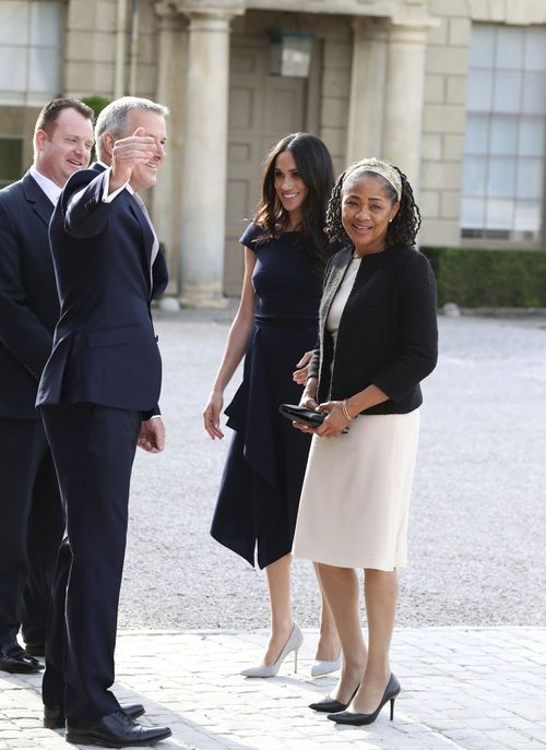 Meghan Markle y su madre son oficialmente recibidas por el personal del Cliveden House Hotel. Steve Parsons/PA Wire