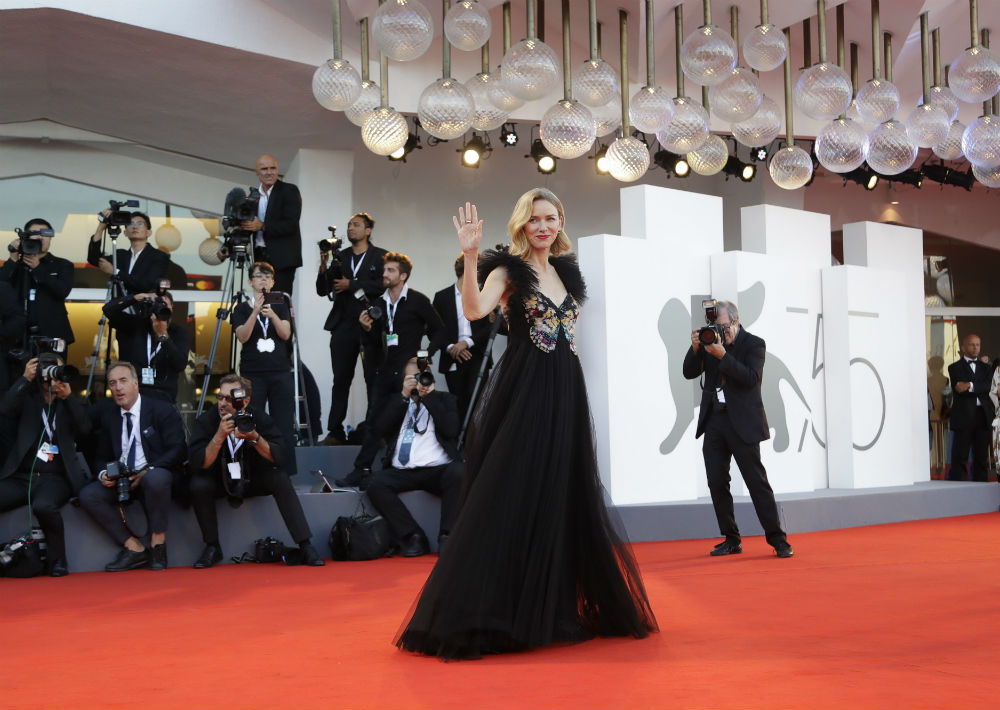 Al cierre de esta edición del festival, Watts llevó un vestido negro con falda en tul y una mariposa bordada en el corpiño, creación de la casa de moda Valentino. (Foto: AP)