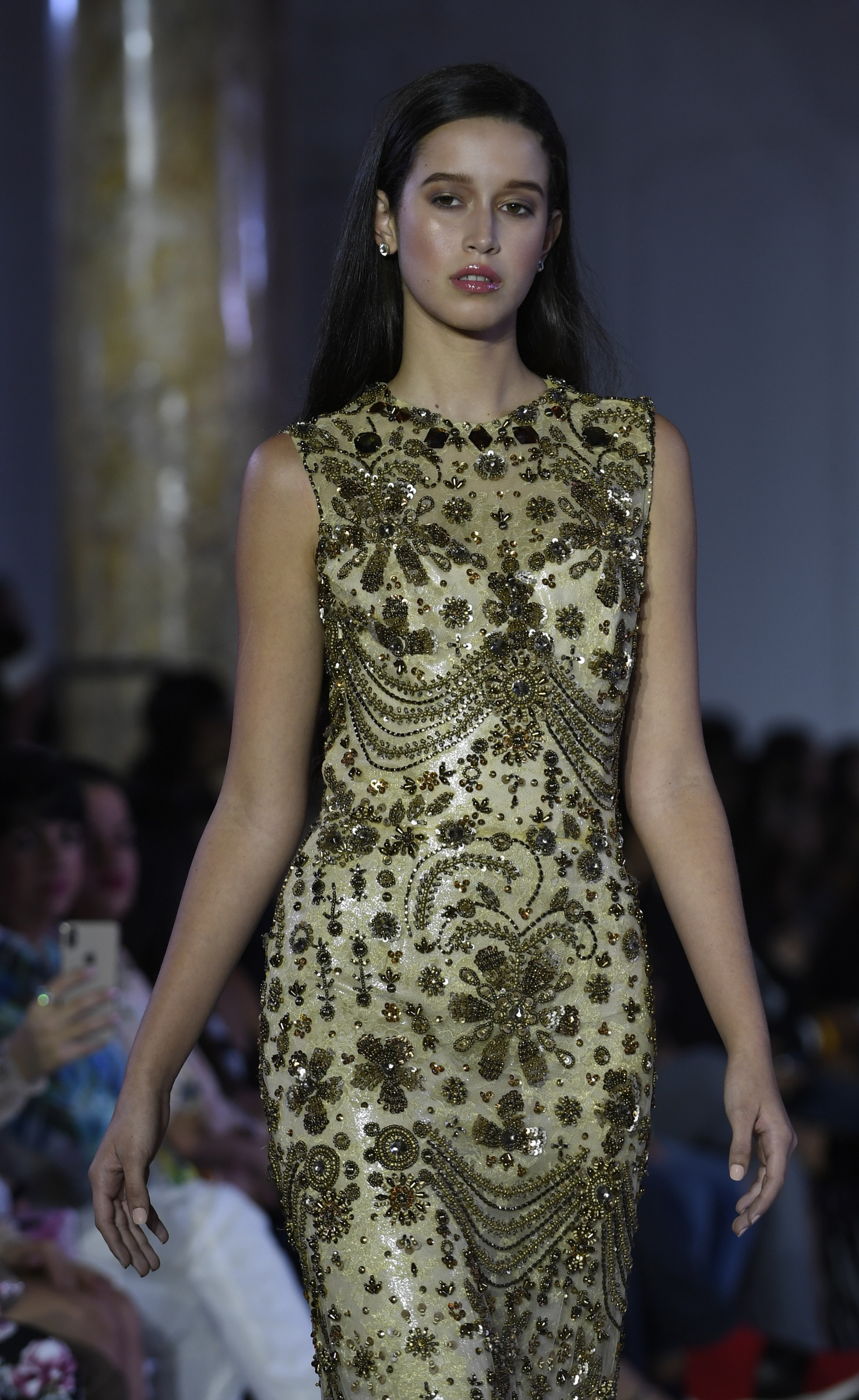Vestido de gala tipo columna, ricamente bordado. Foto Ángel Luis García