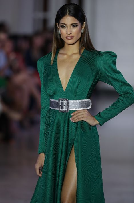 Kriado utilizó los tonos metálicos para impactar y las transparencias para mostrar que la mujer moderna no debe temer a verse sensual y atraer miradas por su vestimenta. (Foto: David Villafañe)