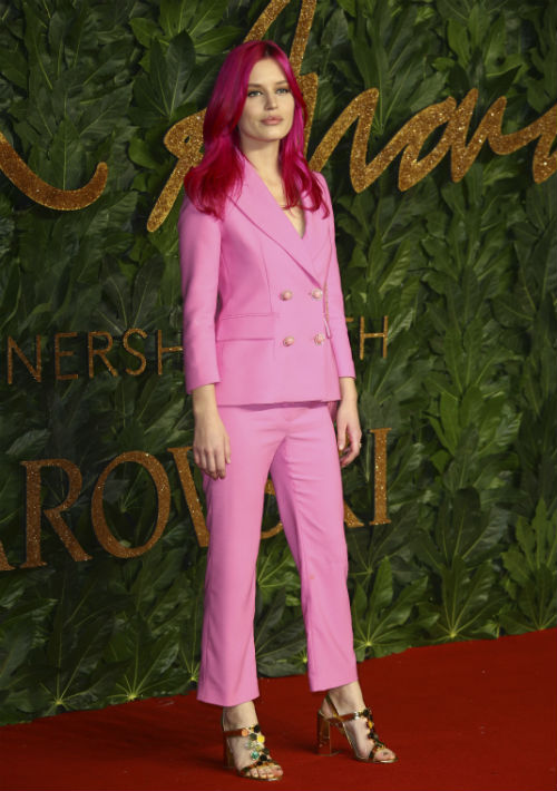 La modelo Georgia May Jagger llevó “suit” rosa de Mulberry. (Foto: AP)