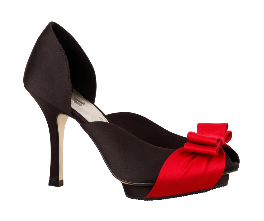 Isabel Toledo trabajó una colección de zapatos y carteras para Payless Shoes. En esta imagen, un elegante modelo en rojo y negro, con lazo en la puntera. (Foto Suministrada)
