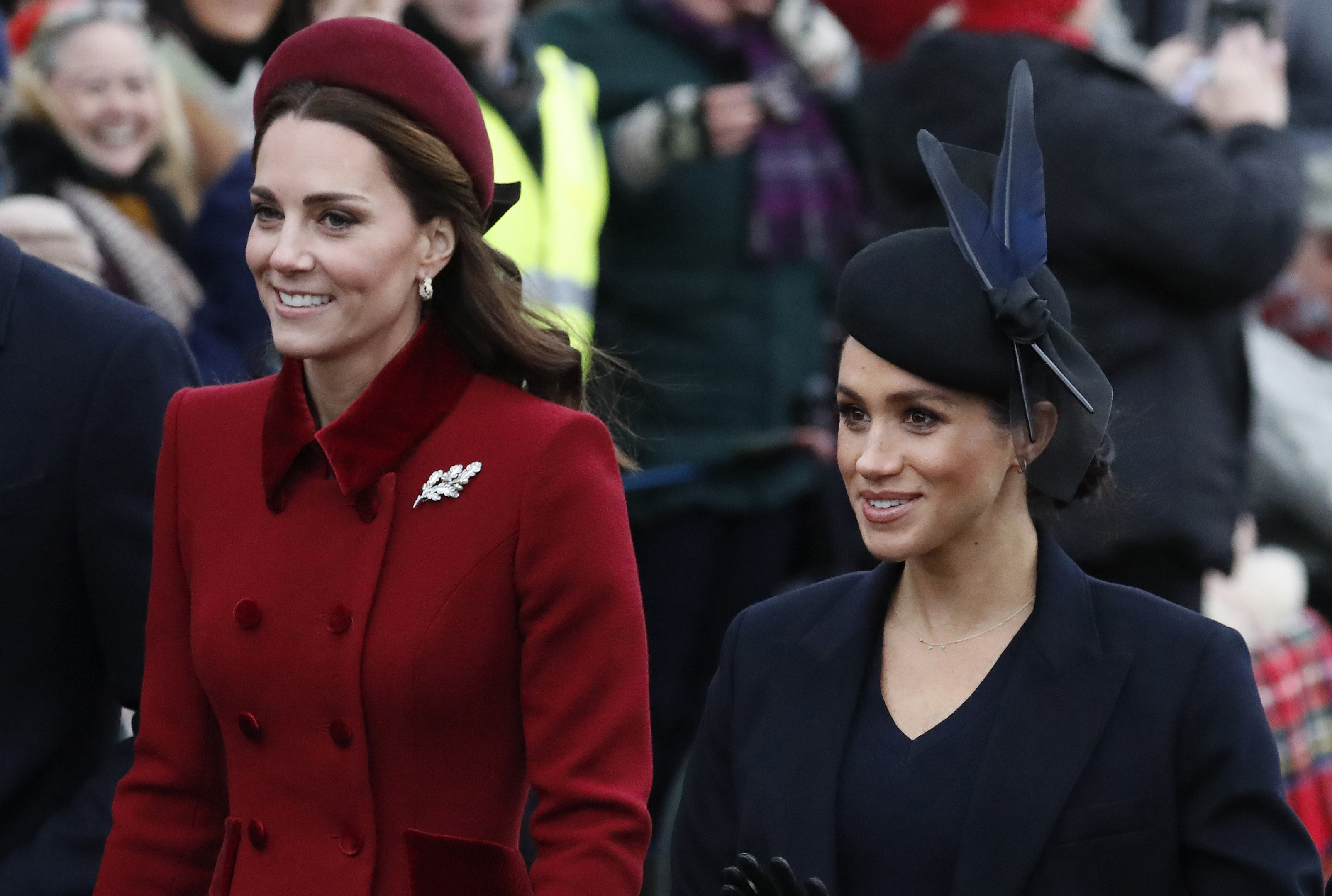 El 25 de diciembre de 2018, los duques de Sussex se unieron a la familia real para celebrar la Navidad en la tradicional misa en St. Mary Magdalene Church, en Sandringham. Se vio a Meghan y Kate compartir, lo que disipó los rumores de una supuesta rivalidad y difícil relación entre ambas. (Archivo)