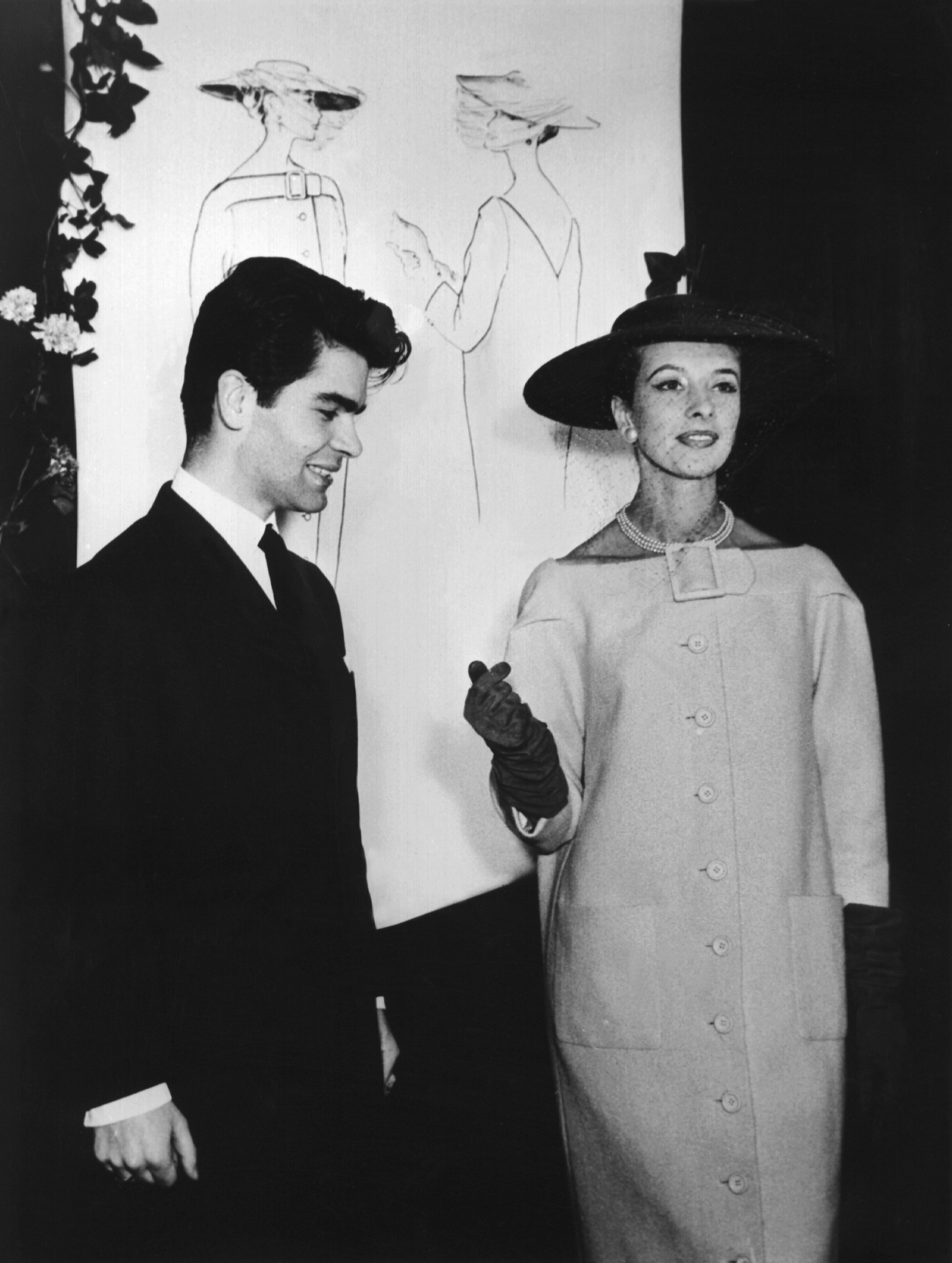 Lagerfeld junto a una modelo en un evento celebrado el 30 de noviembre de 1953. (AP)