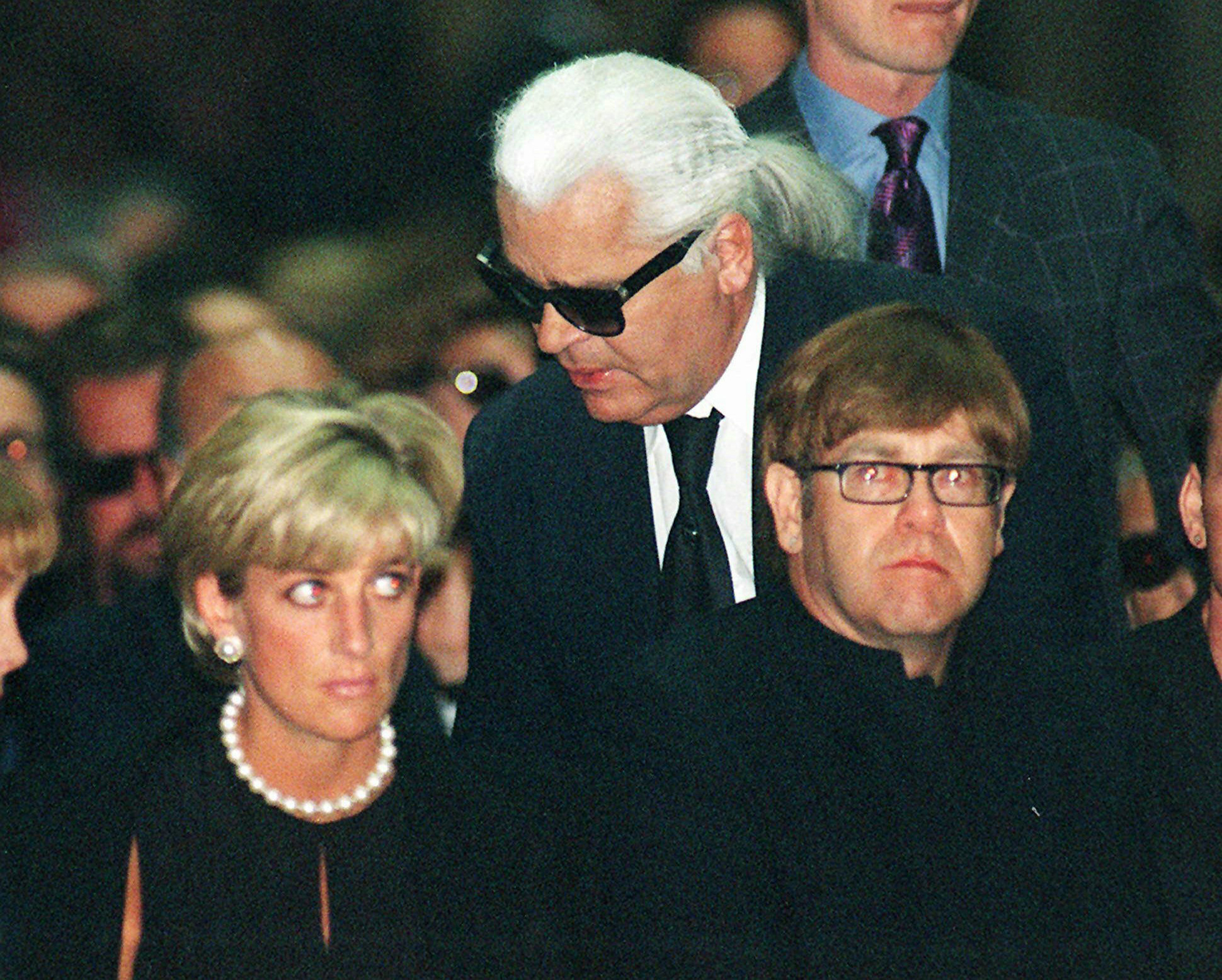 Lagerfeld a su llegada al velatorio del diseñador Gianni Versace, al que también asistieron la princesa Diana y el cantante Elton John. (AP)