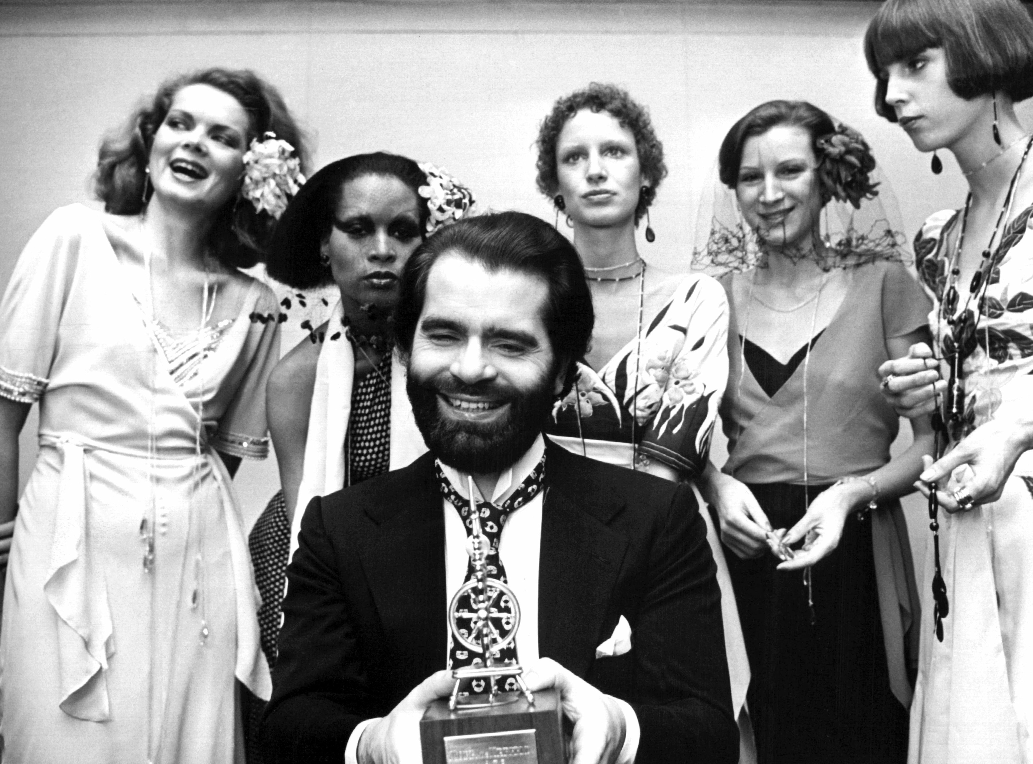 Antes de su llegada a Chanel en 1983, Lagerfeld tuvo una prolífica carrera en la industria de la moda alemana. En la foto posa junto a un grupo de modelos luego de un desfile en la ciudad alemana de Krefeld. (AP)