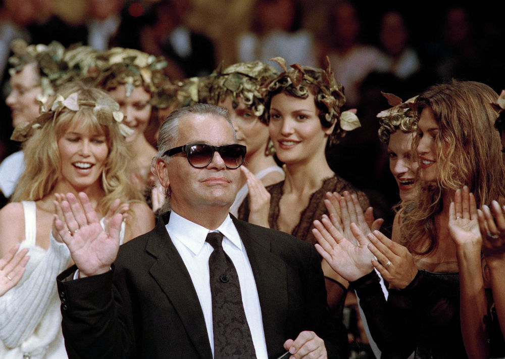 Lagerfel saluda al público del desfile de alta costura celebrado en París el 20 de julio de 1993. (AP)