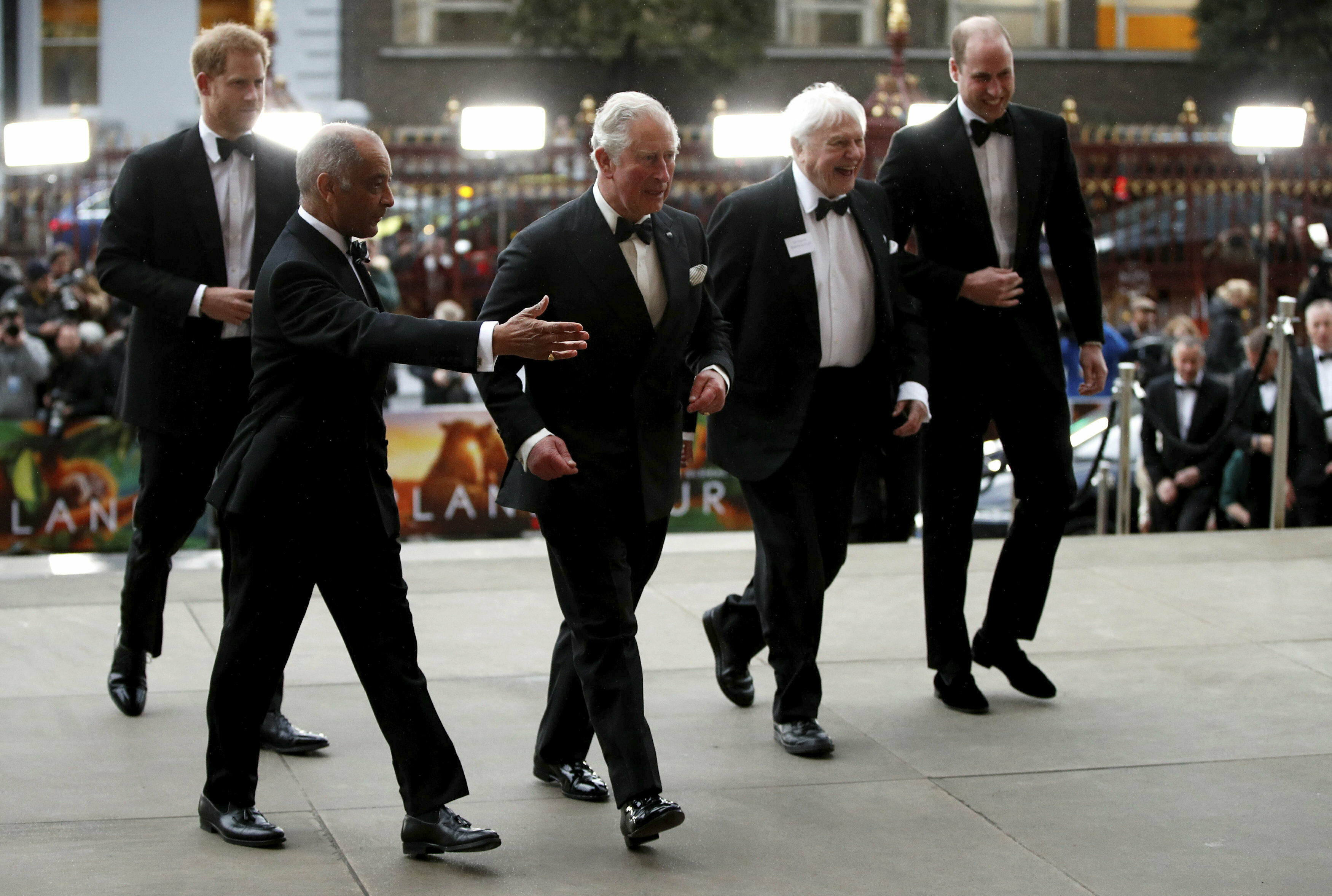 El príncipe Charles de Inglaterra asistió al estreno mundial del documental “Our Planet” acompañado por sus hijos, William y Harry. (AP)