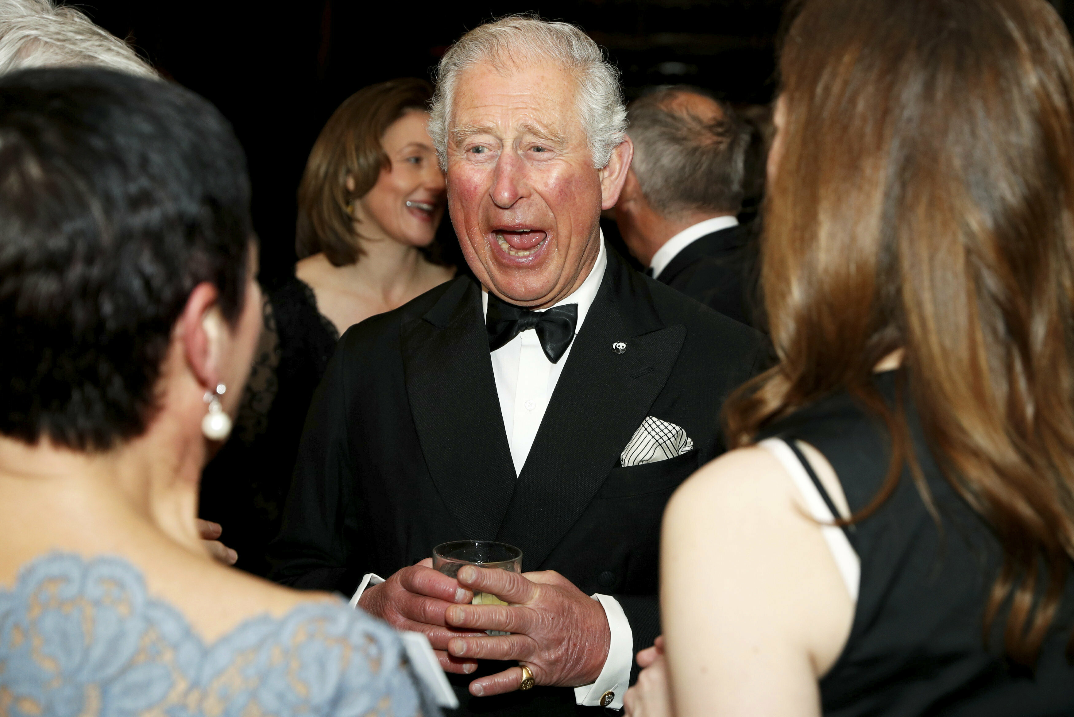 El documental será estrenado el viernes. En la foto: el príncipe Charles disfruta de la velada. (AP)