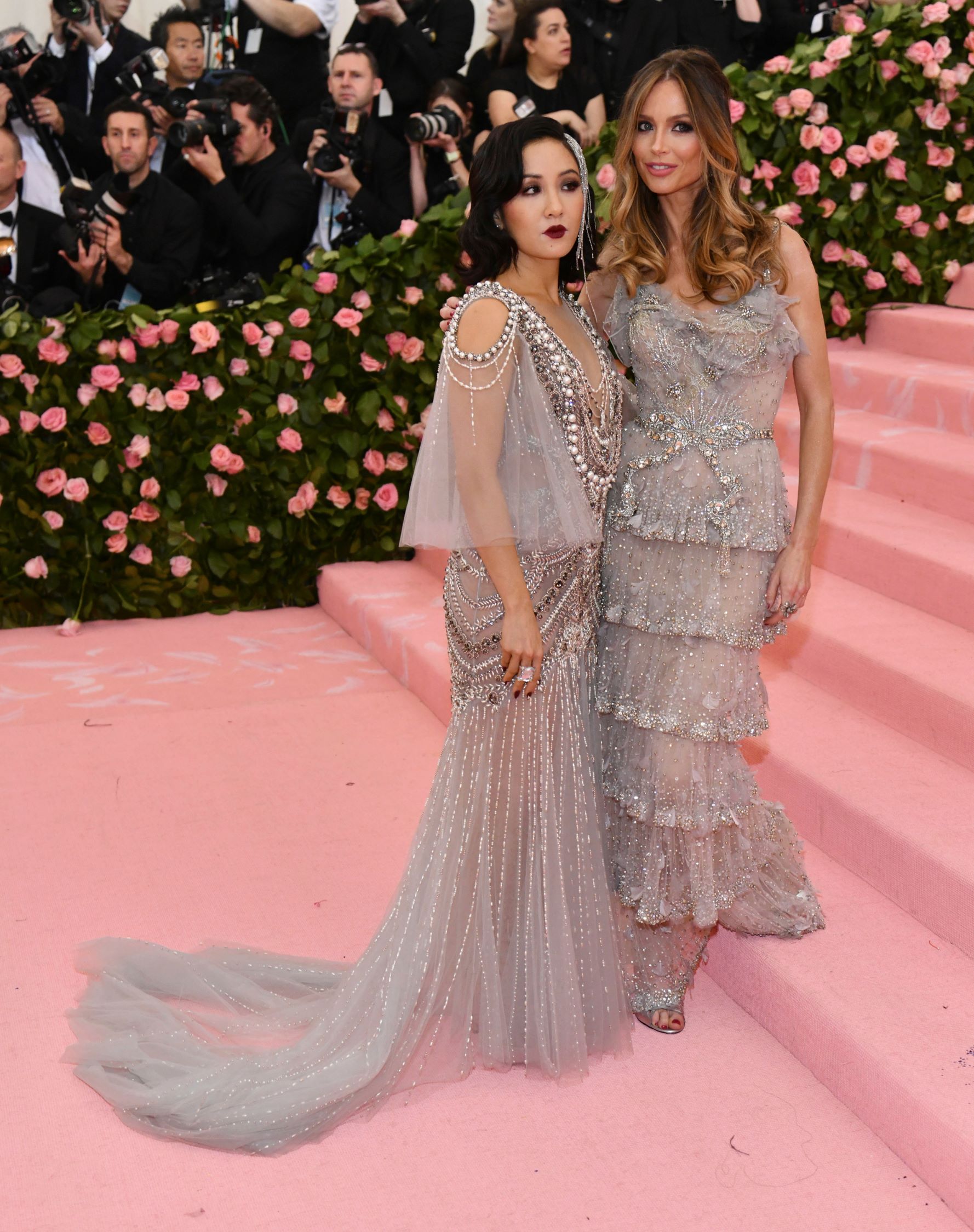 La actriz y modelo Constance Wu junto a Georgina Chapman, diseñadora de la firma Marchesa. (AP)