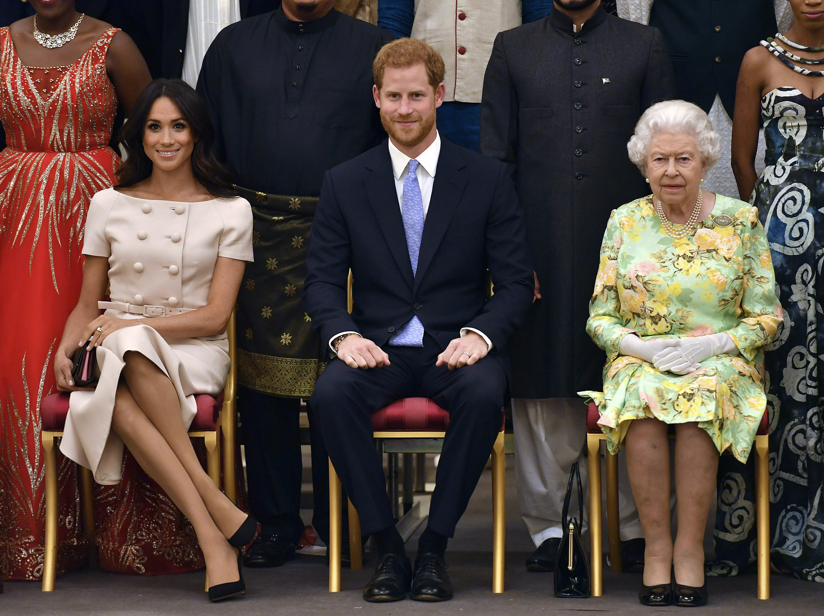 A finales de junio de 2018 Meghan rompió uno de los protocolos durante la entrega de los Premios a los Jóvenes Líderes de la Reina. La duquesa olvidó la norma que establece que debe sentarse con las piernas una al lado de la otra o cruzadas a la altura de los tobillos -pose conocida como “inclinación de la princesa”-, y las cruzó por los muslos. (Archivo)