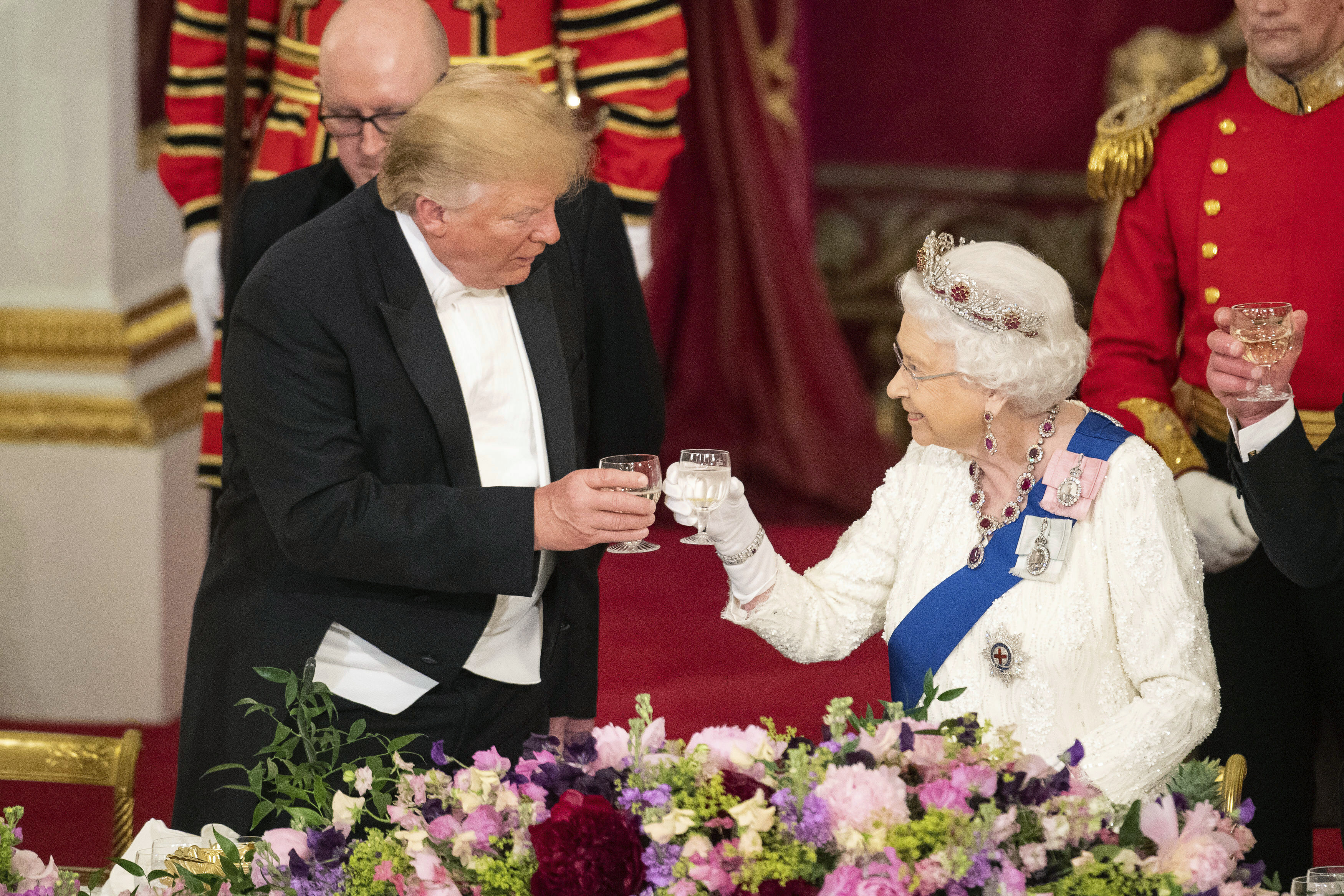 El presidente estadounidense, Donald Trump, brinda con la reina británica durante una cena de estado en el palacio de Buckingham en junio de 2019. (Archivo)