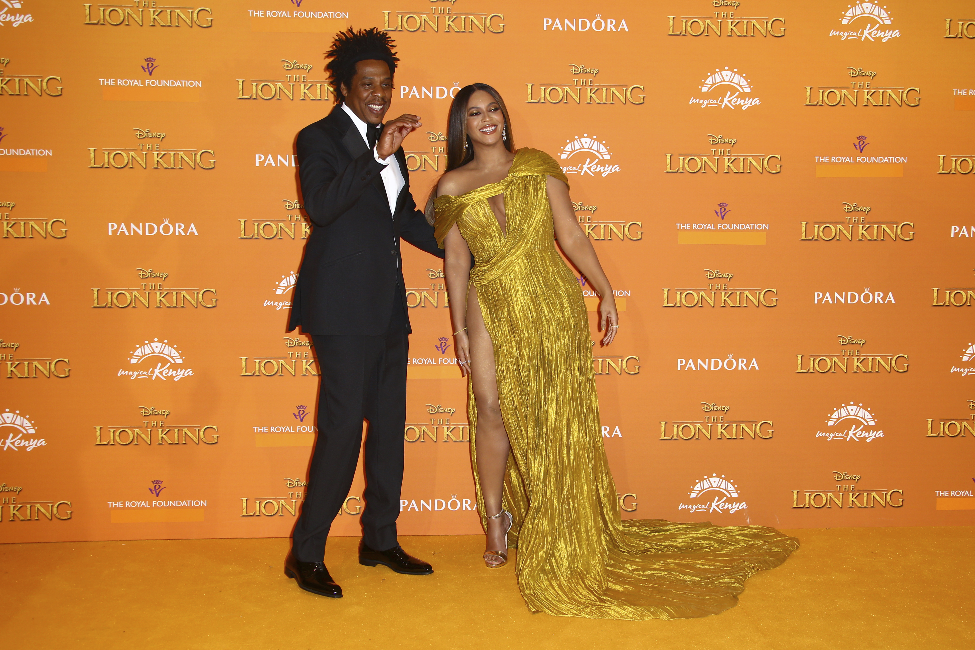 Jay-Z, left y BeyoncÃ© posaron en la alfombra amarilla en la premier europea de 'The Lion King' (Photo by Joel C Ryan/Invision/AP)