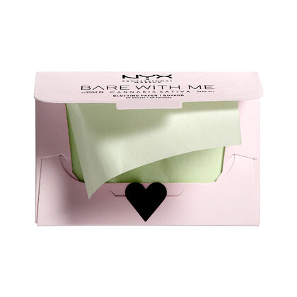 Bare with Me Cannabis Sativa Seed Oil Blotting Paper viene en un empaque “travel friendly” con hojitas para eliminar la grasa que se apodera de tu rostro durante el día. Contienen aceite de semilla de cannabis, ingrediente reconocido por sus súper poderes calmantes en la piel. A la venta en la tienda NYX en Plaza Las Américas. (Suministrada)