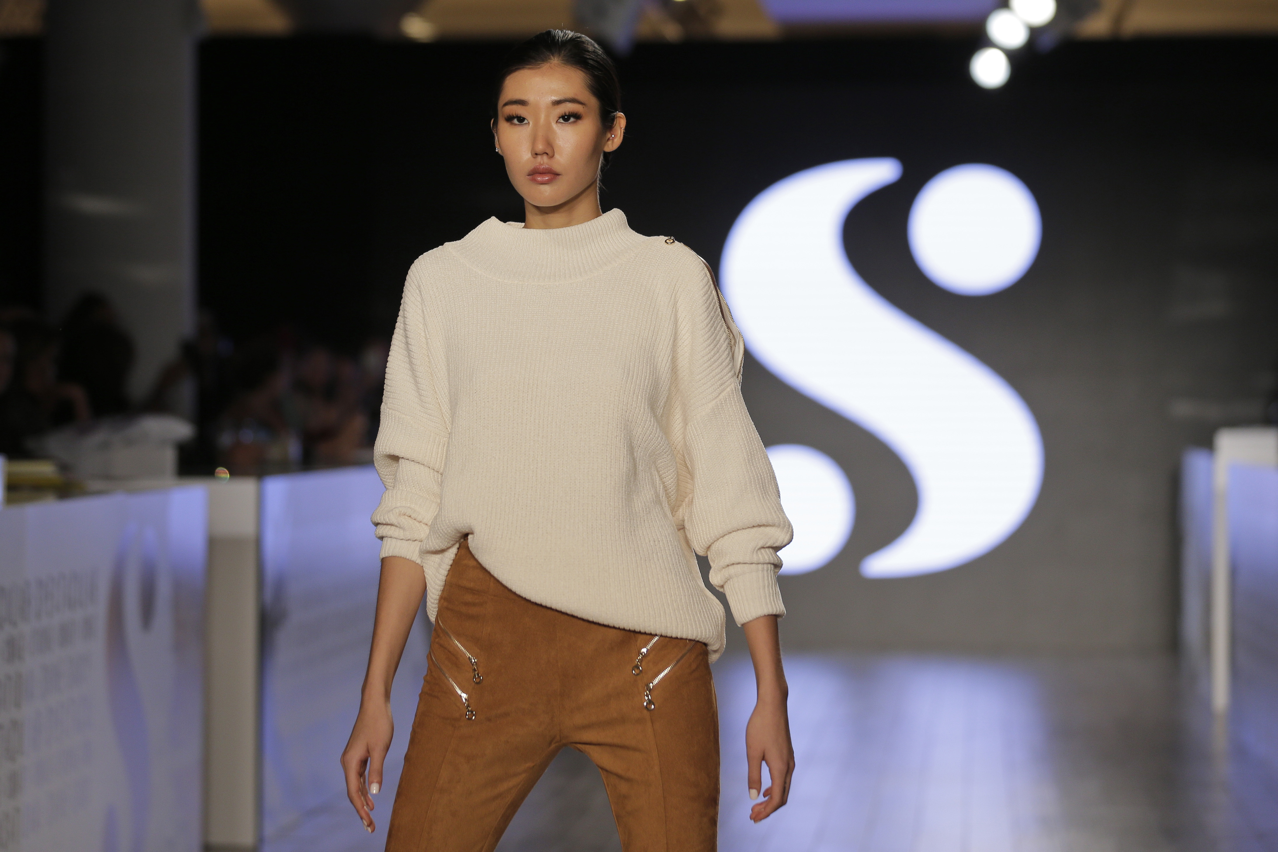 Conjunto de suéter “beige” y pantalón en “suede”. (AP)