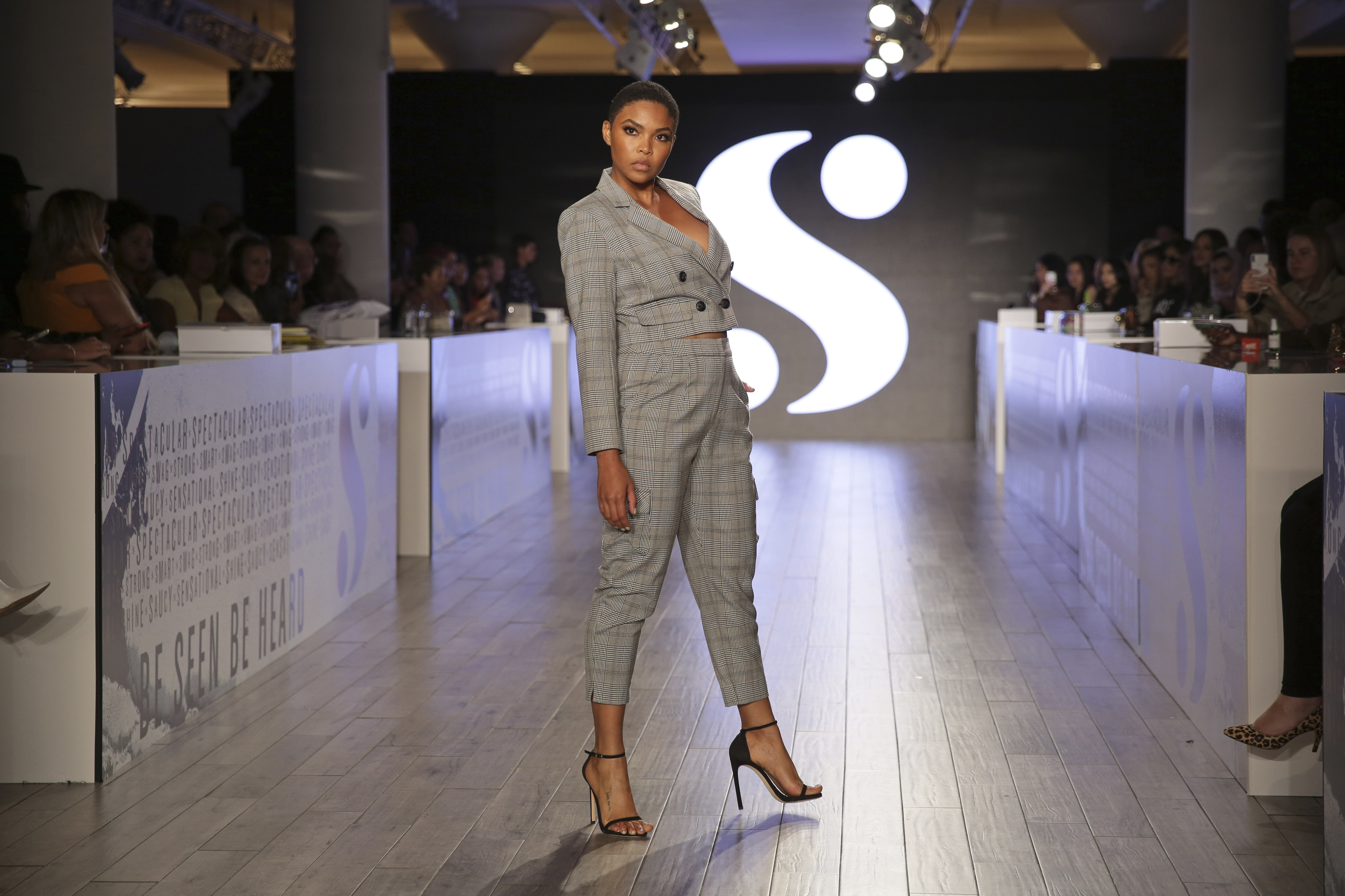 El conjunto de chaqueta y pantalón también formó parte de las tendencias presentadas por la línea S by Serena Williams. (AP)