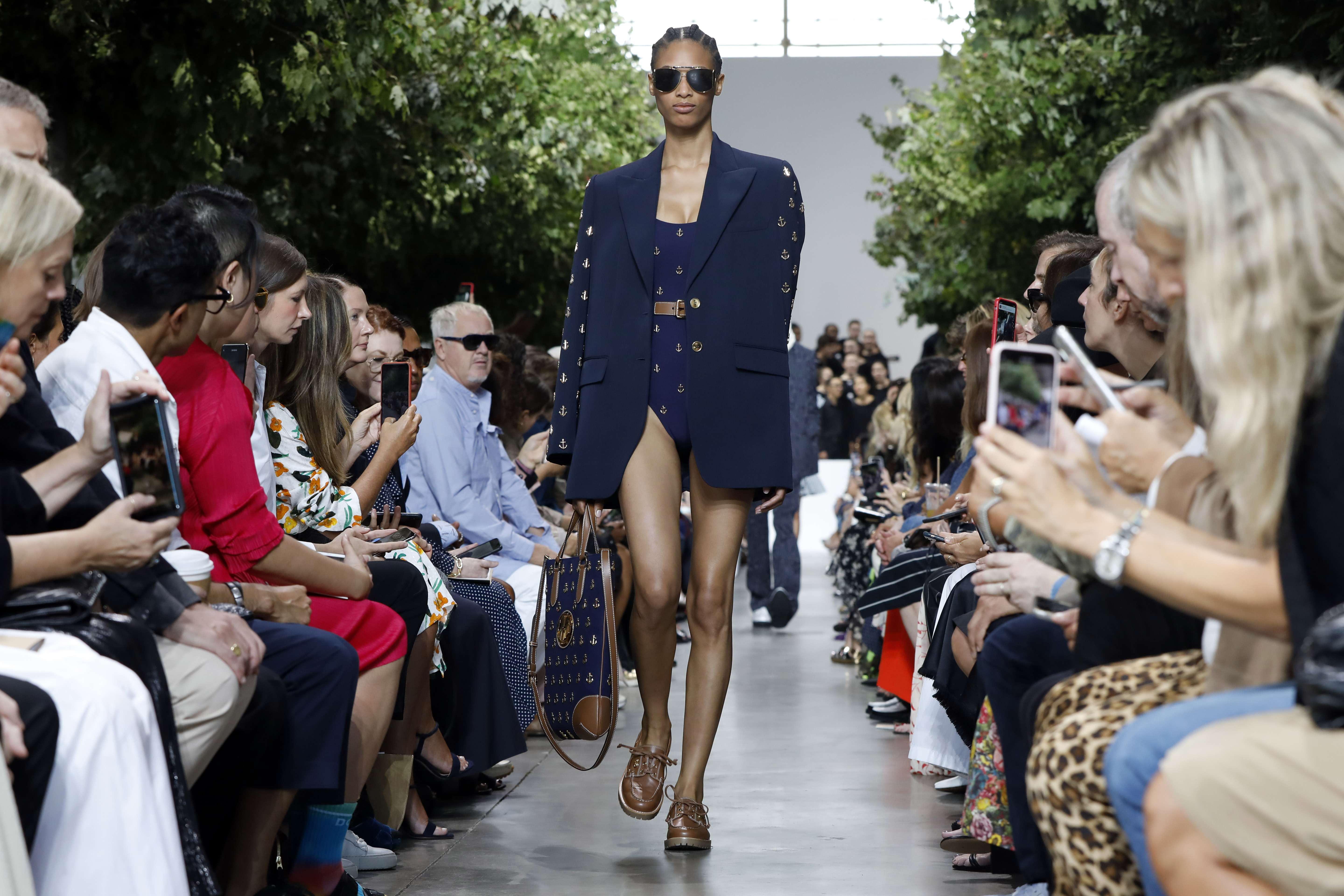 La colección de Michael Kors está dirigida a la temporada de primavera-verano 2020. (AP)