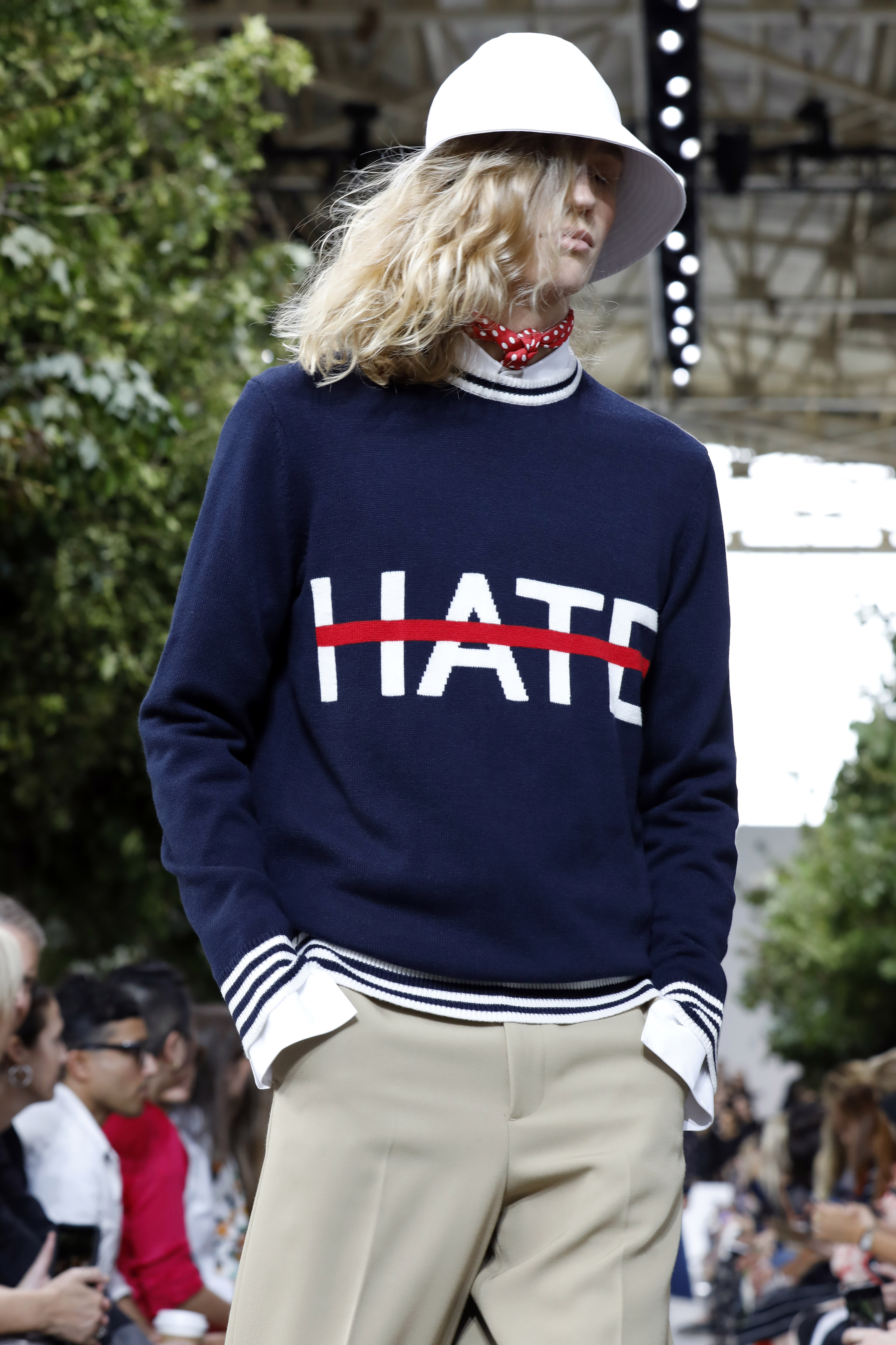 También formó parte de la colección un suéter de clara referencia a la actualidad política en el que la palabra HATE (odio) estaba tachada con una línea. (AP)