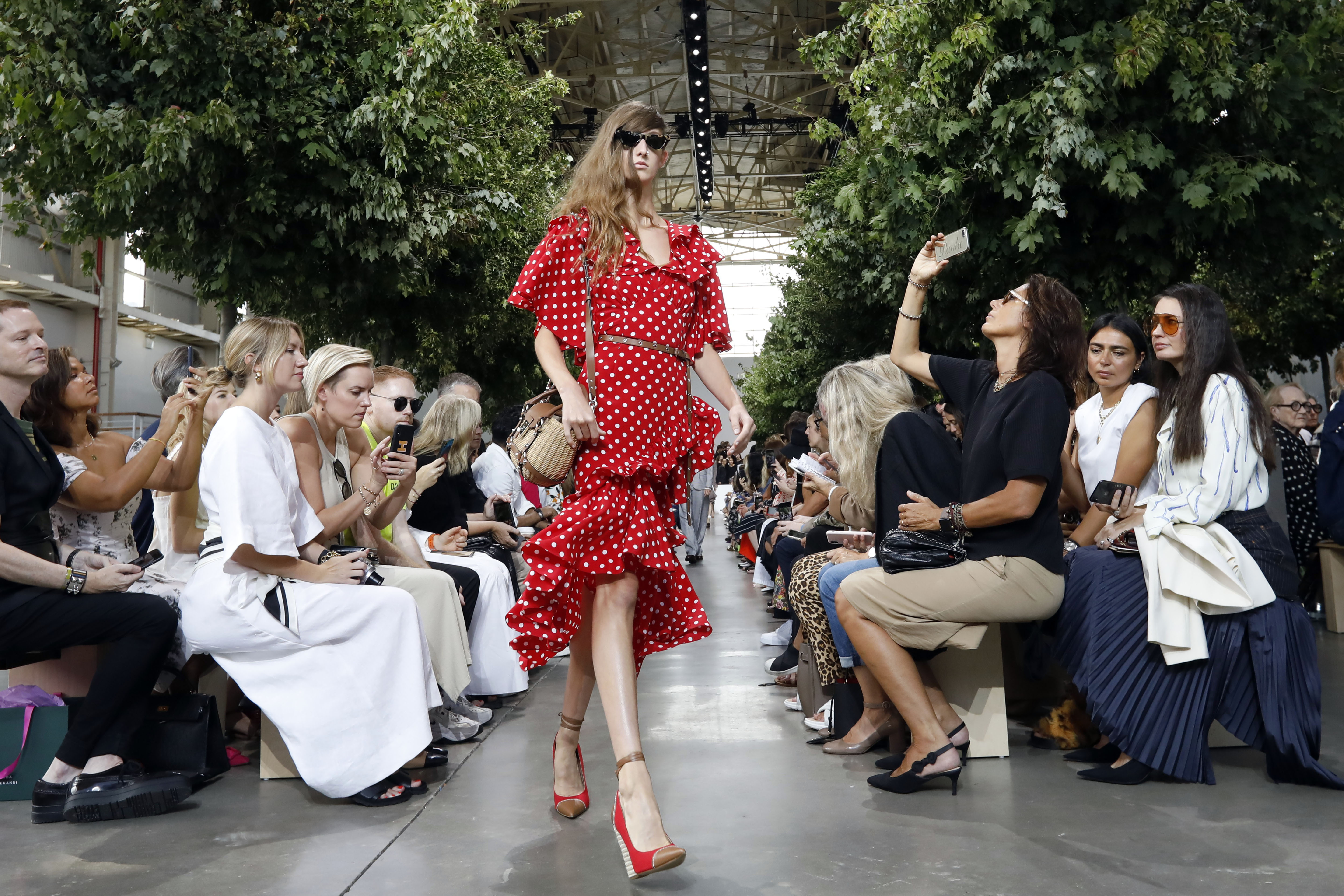 Los volantes en los vestidos también serán tendencias en la primavera 2020. (AP)