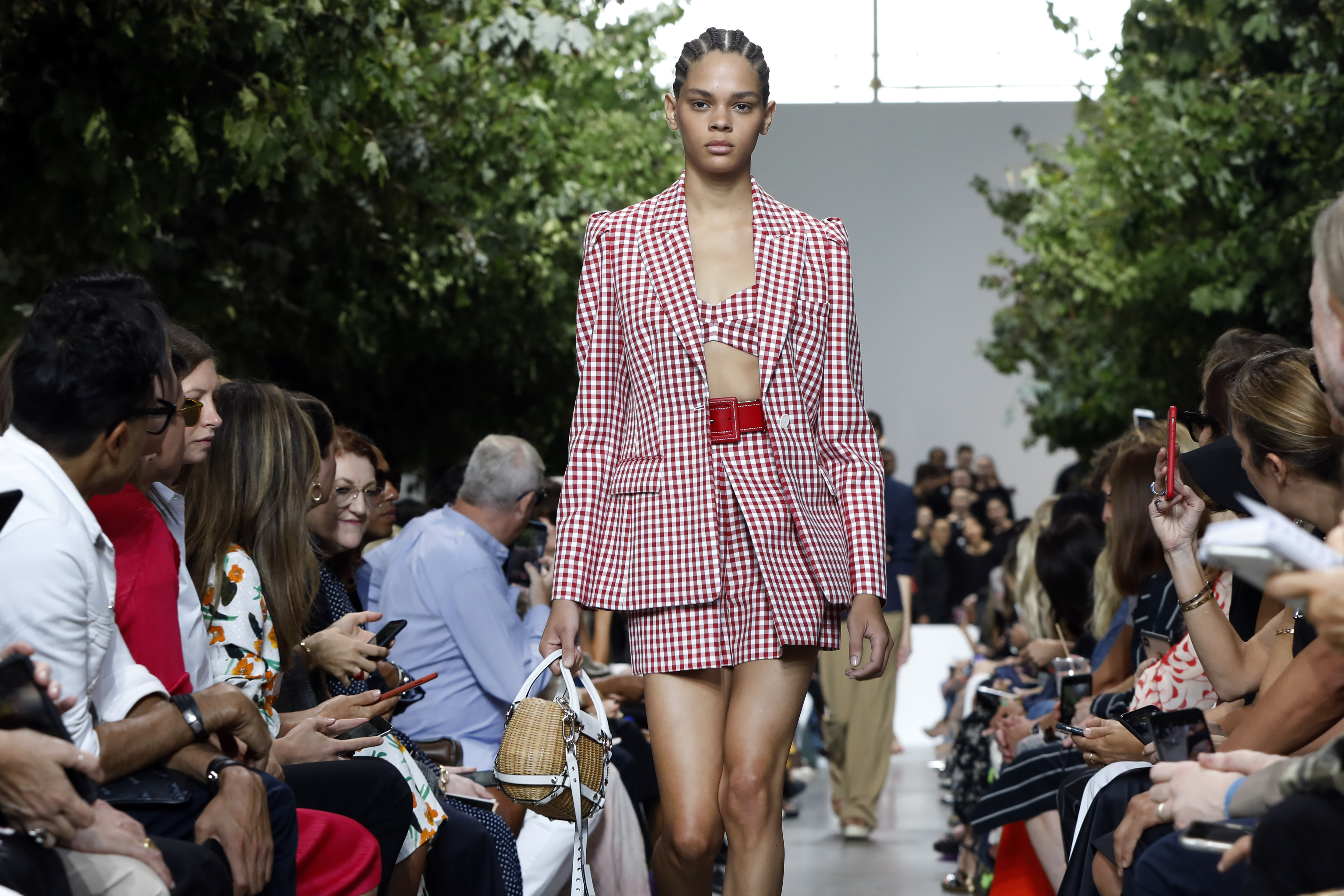 Kors propuso discretos estampados de puntos, rombos, cuadros de Vichy, flores y leopardo. (AP)