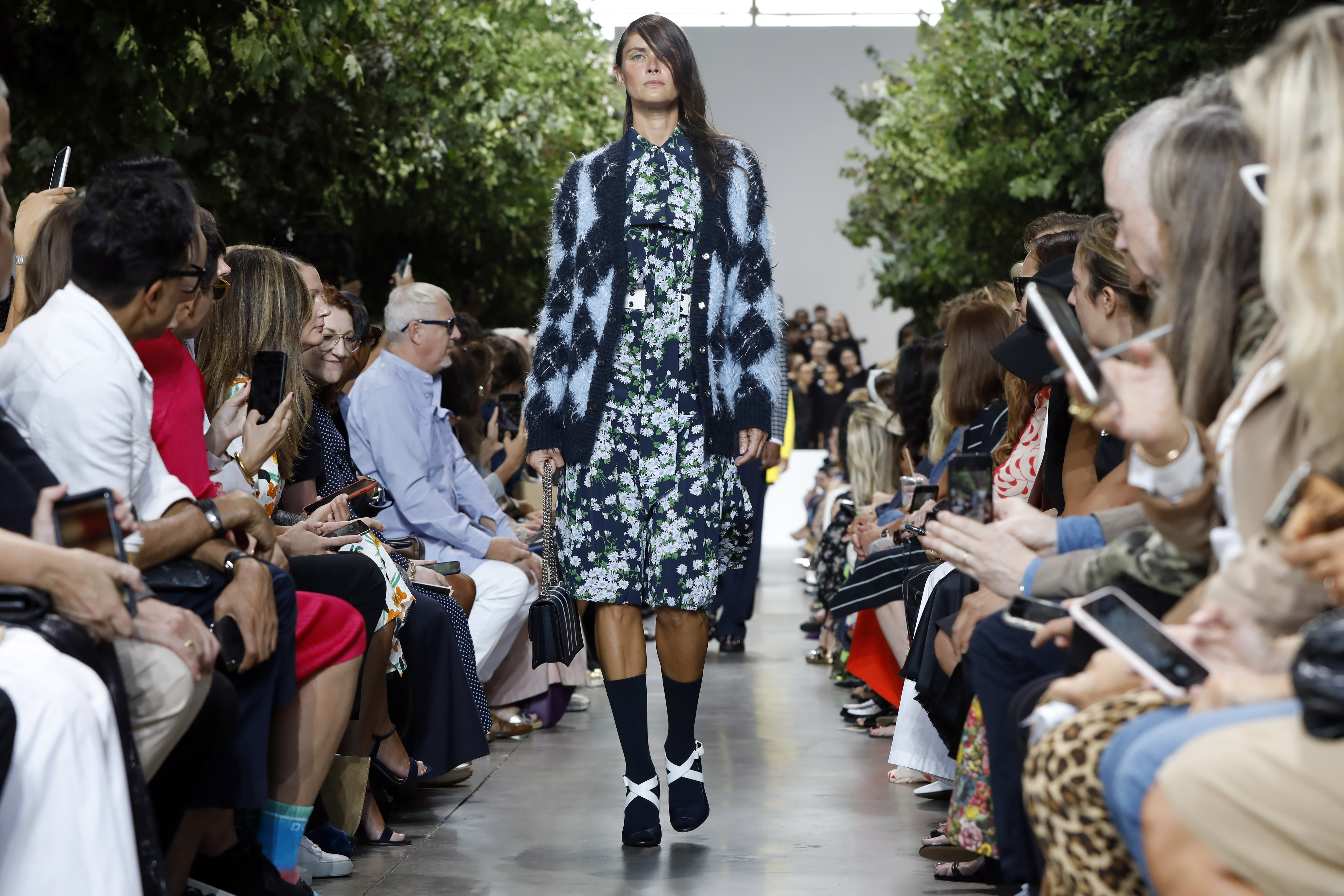 El desfile contó con modelos de talla grande. (AP)