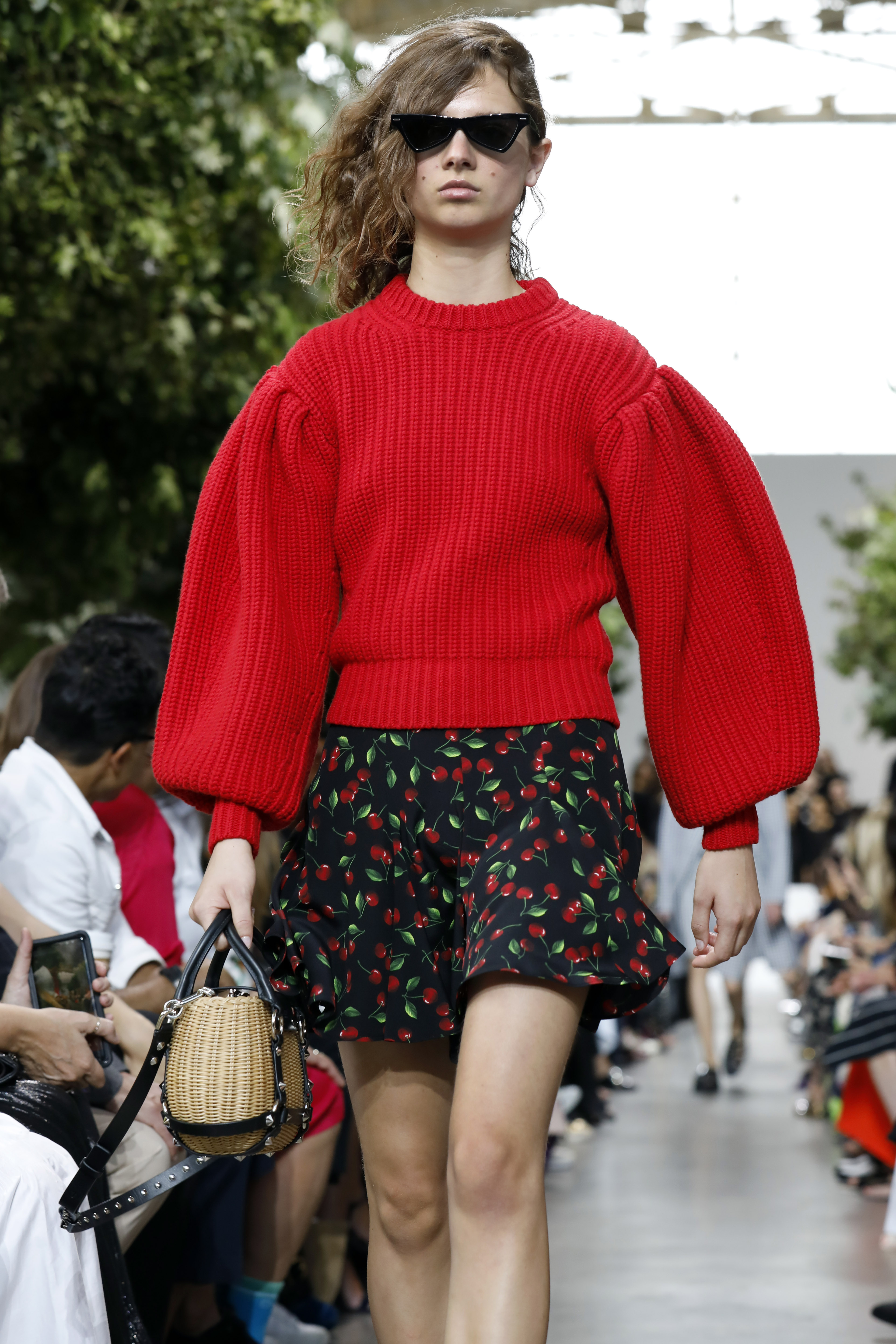 En pasarela se vieron vestidos o suéteres estampados con limones o cerezas. (AP)
