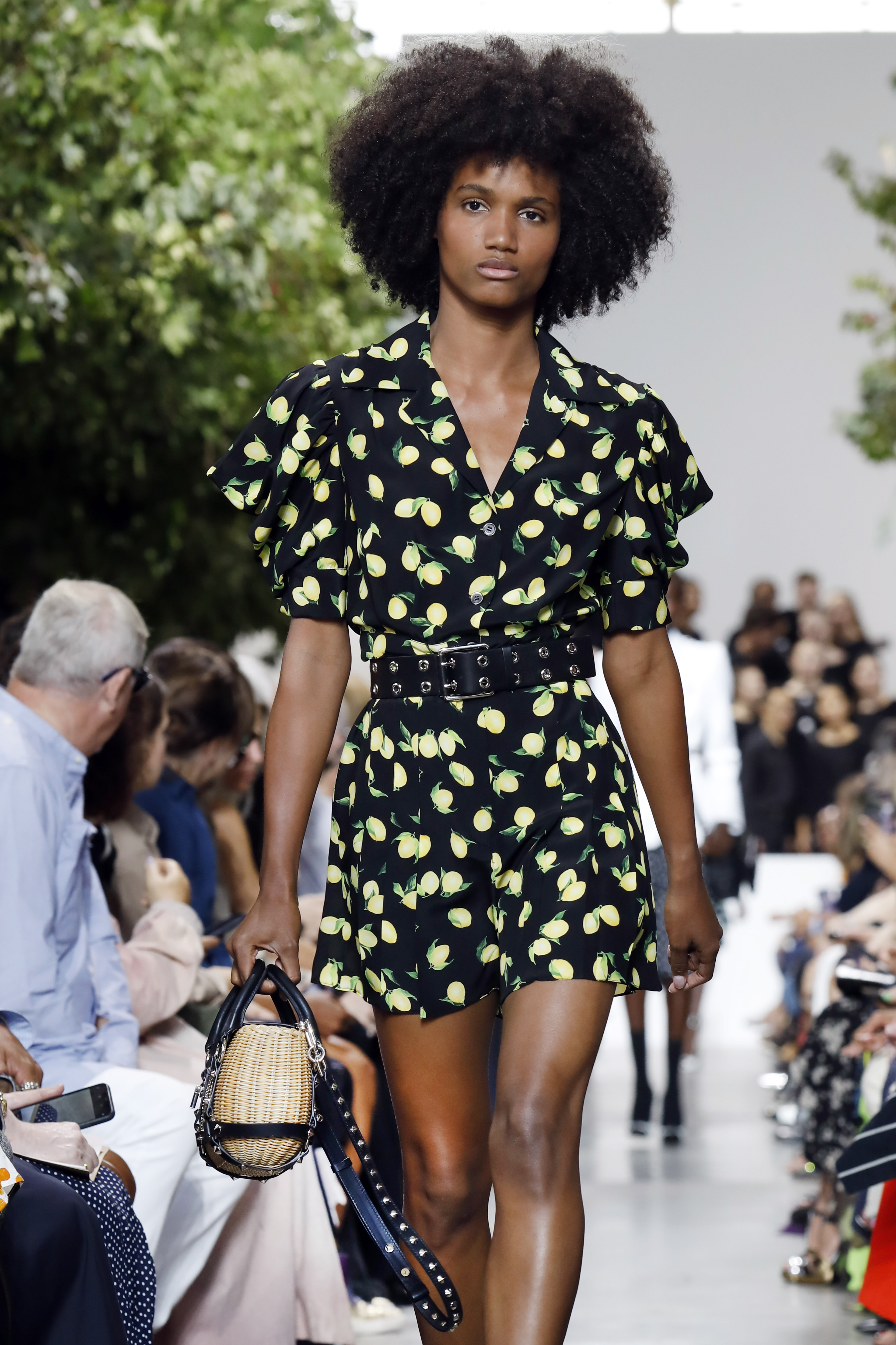 En pasarela se vieron vestidos o suéteres estampados con limones o cerezas. (AP)