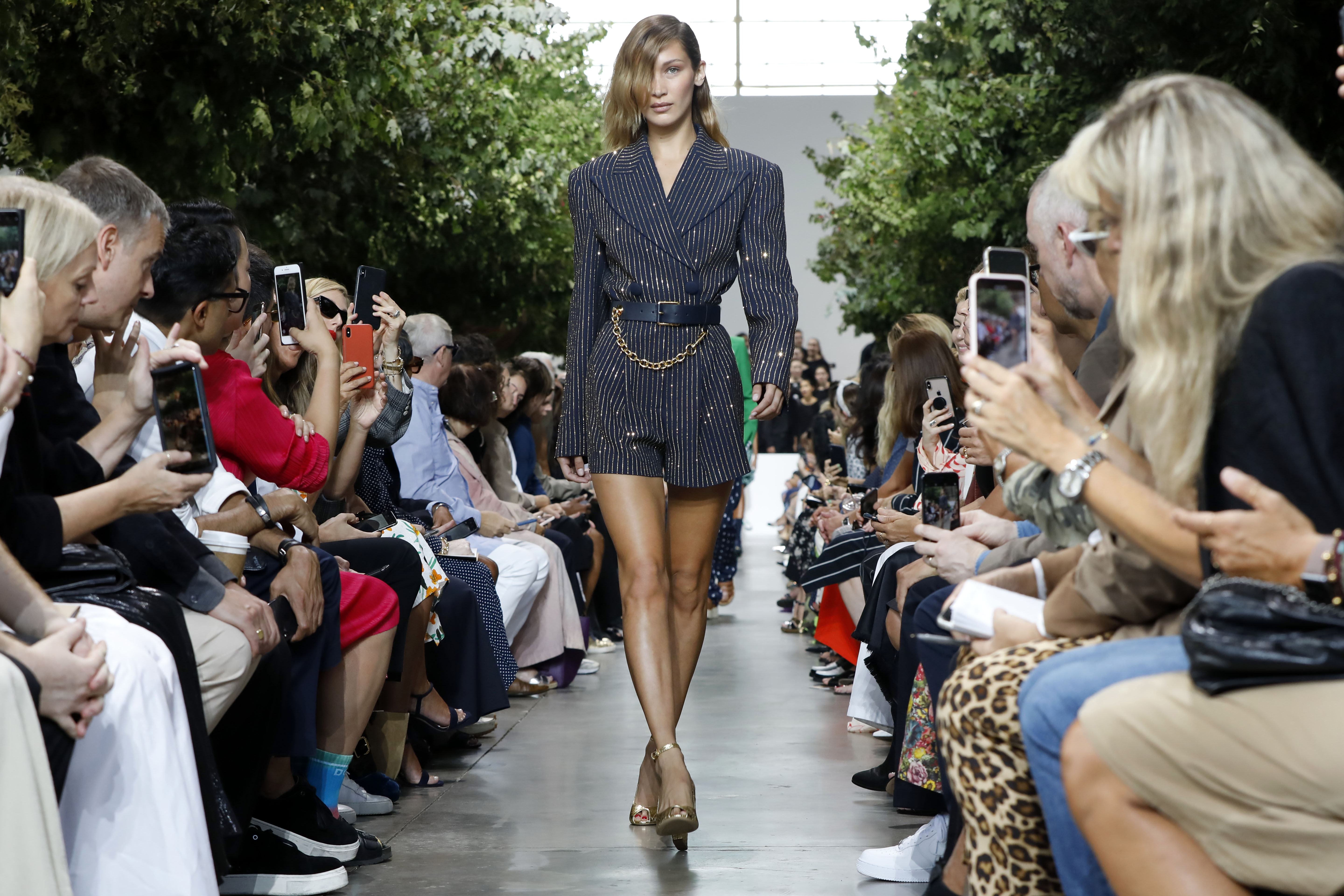 Bella Hadid modeló un minivestido tipo chaqueta. (AP)