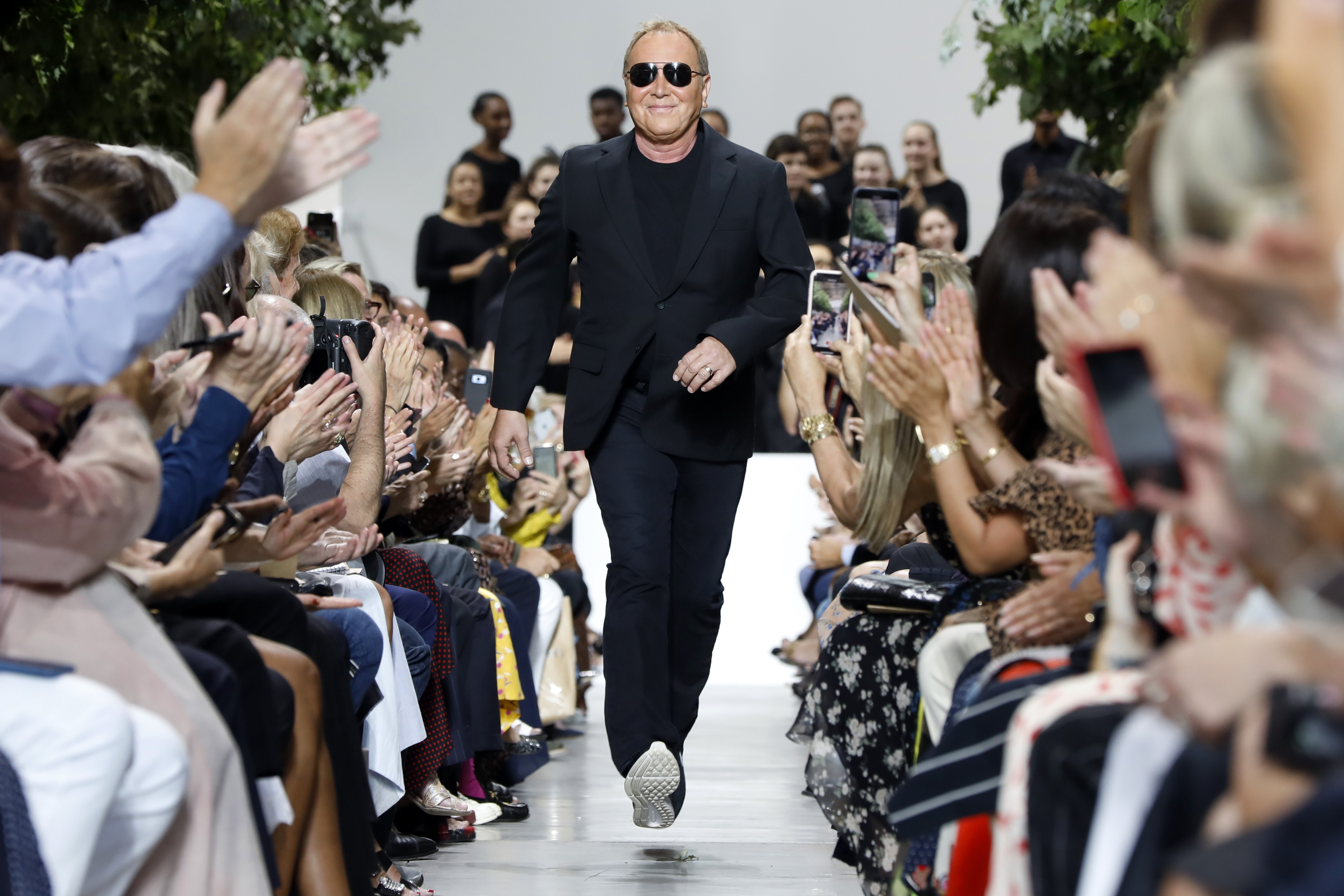 Michael Kors saluda al público luego del desfile. (AP)