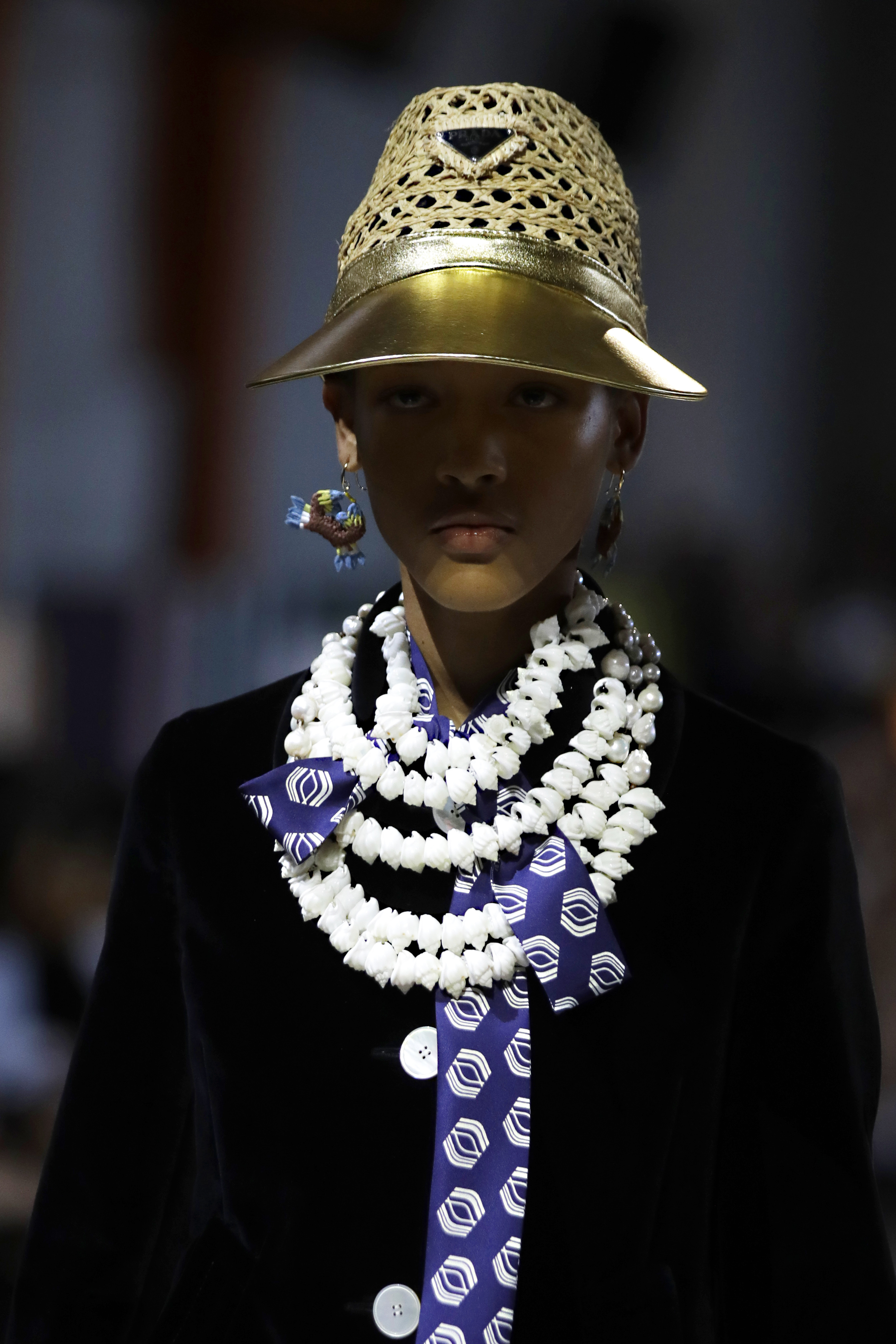 Los sombreros y los collares llamativos fueron dos de los grandes complementos de esta colección. (AP)