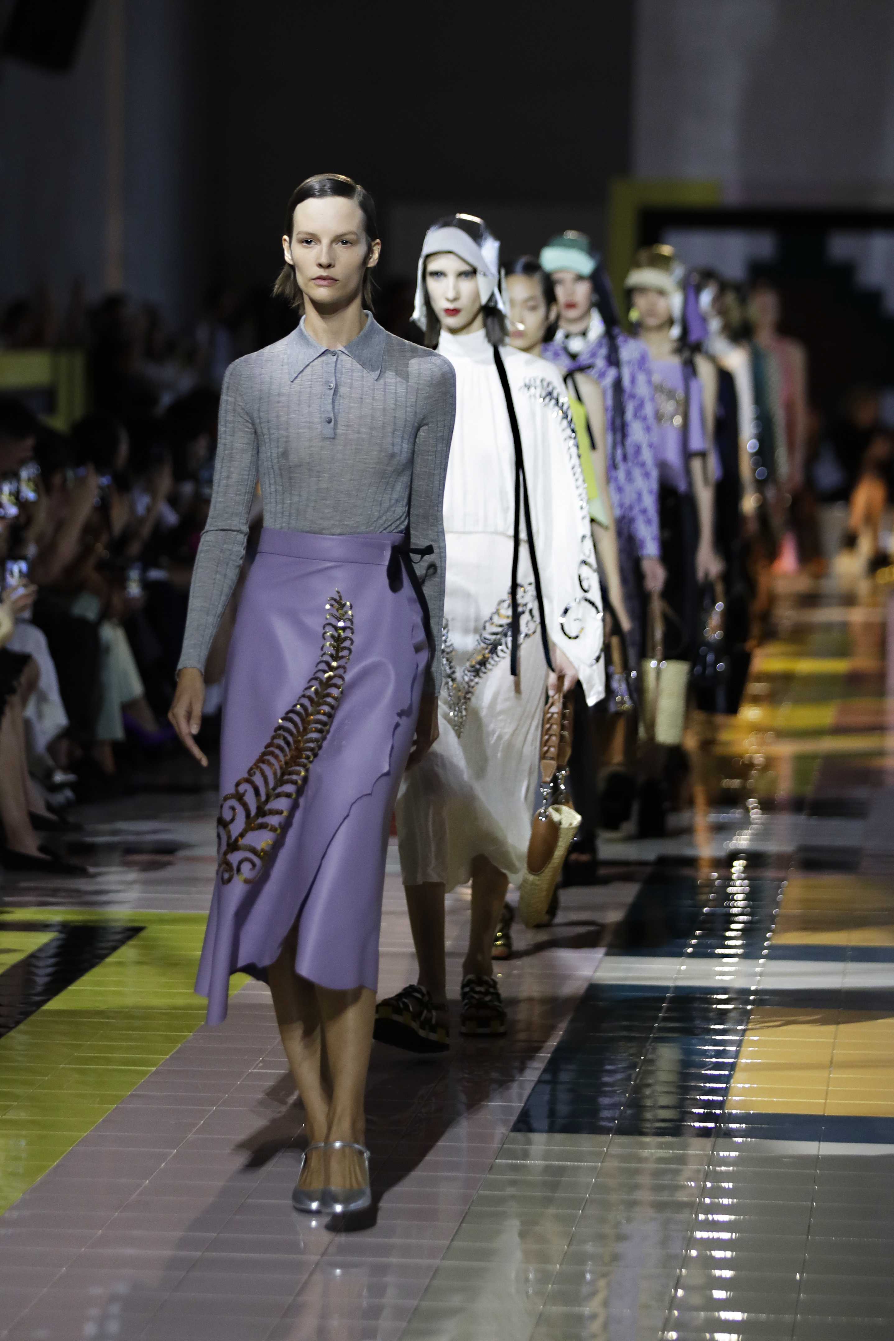 La diseñadora italiana apostó por una colección para la próxima temporada primavera-verano basada en tonos sobrios como el azul marino, el verde esmeralda, el blanco crudo o el beige, aunque también introdujo fuertes toques de color en prendas amarillo y naranja flúor. (AP)